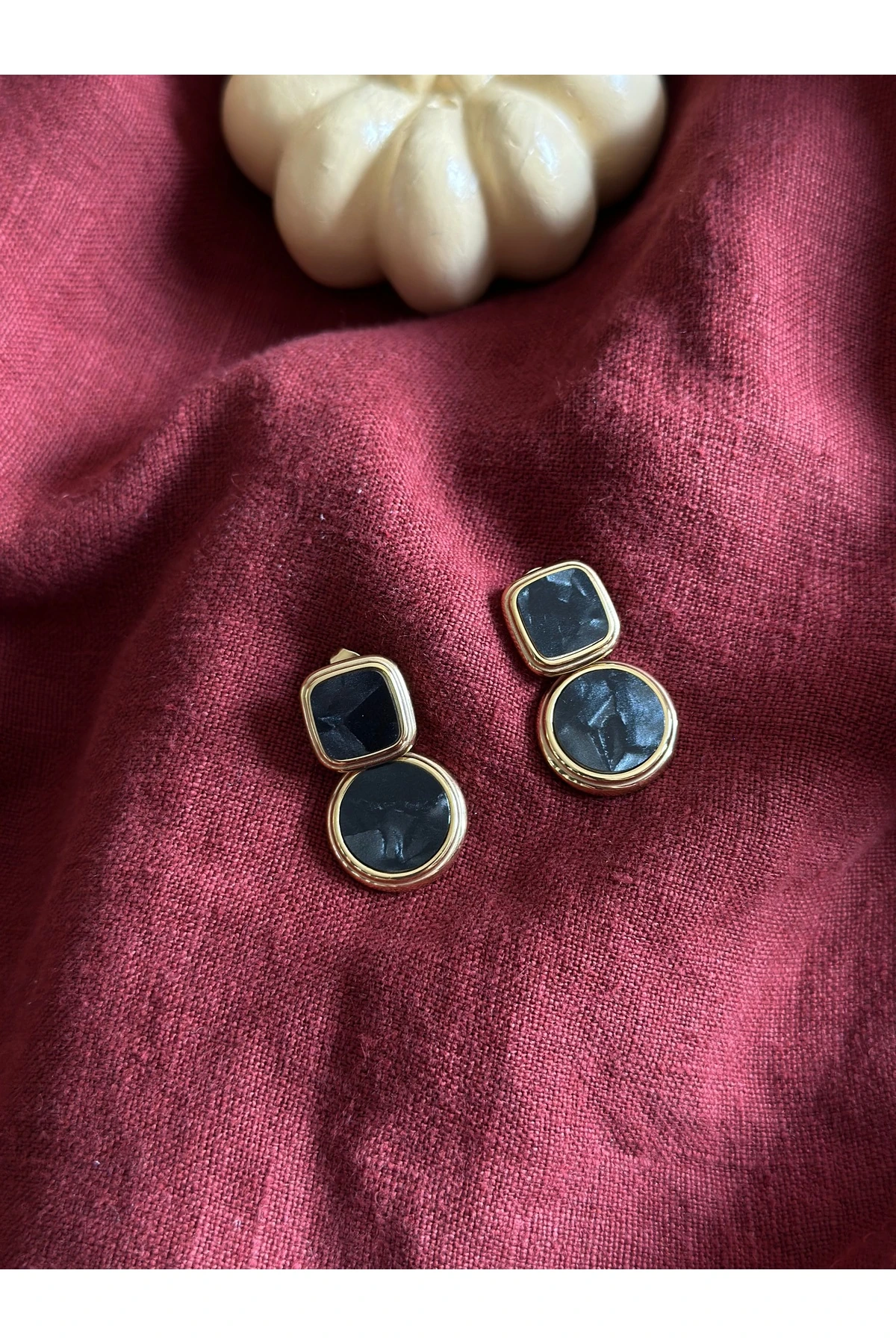 Siyah Taşlı Gold Küpe