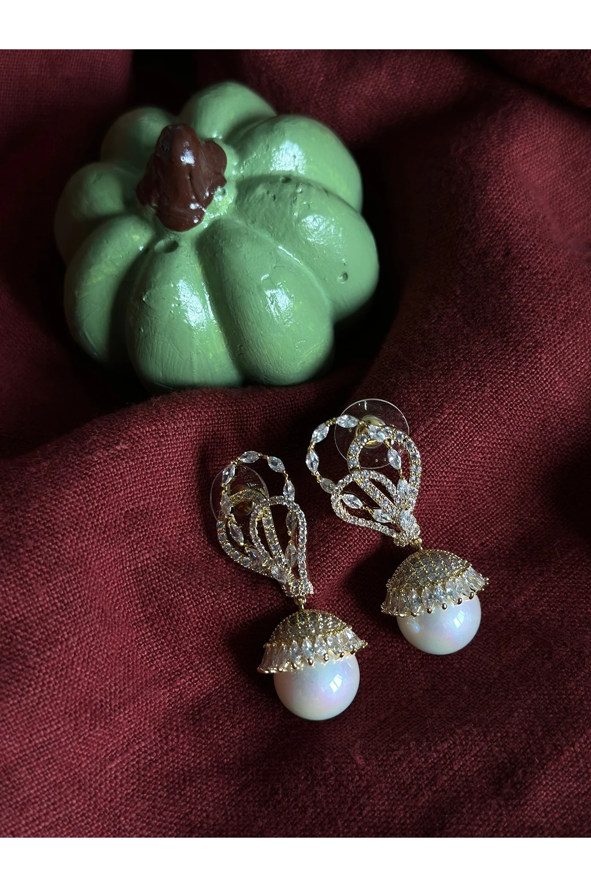 Taç Formlu Taşlı İnci Küpe