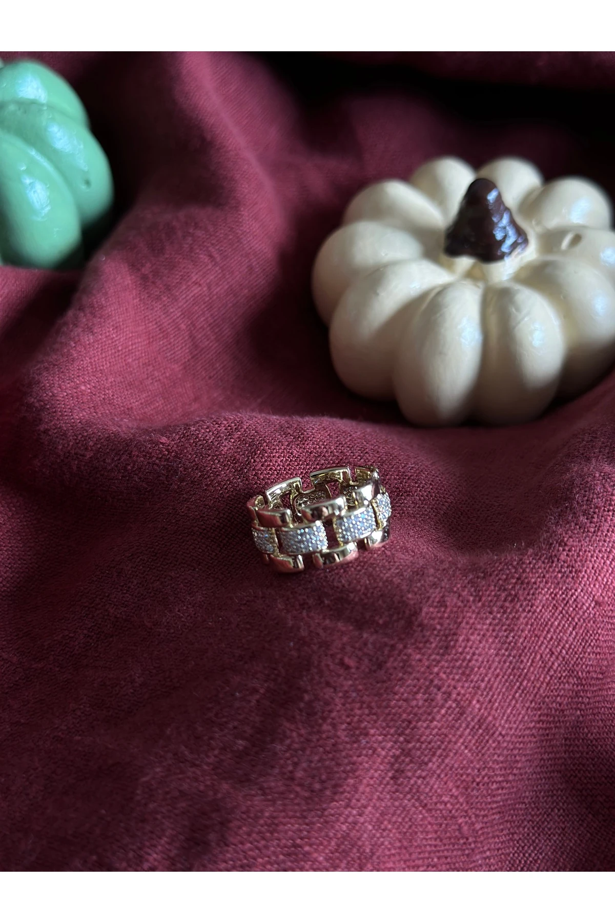 Geniş Formlu Taşlı Gold Yüzük