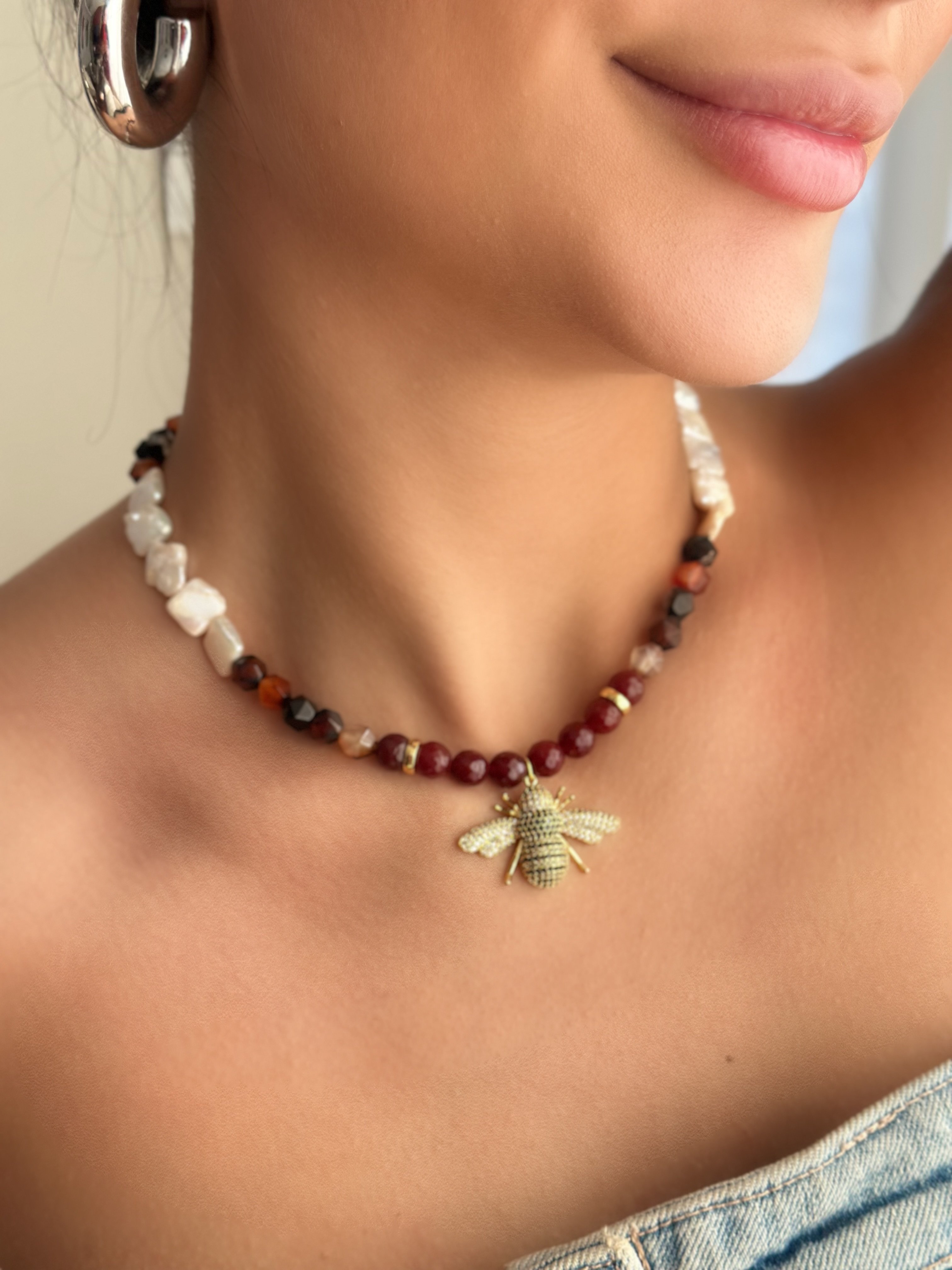 Arı Charm ve Toprak Tonlu Kolye