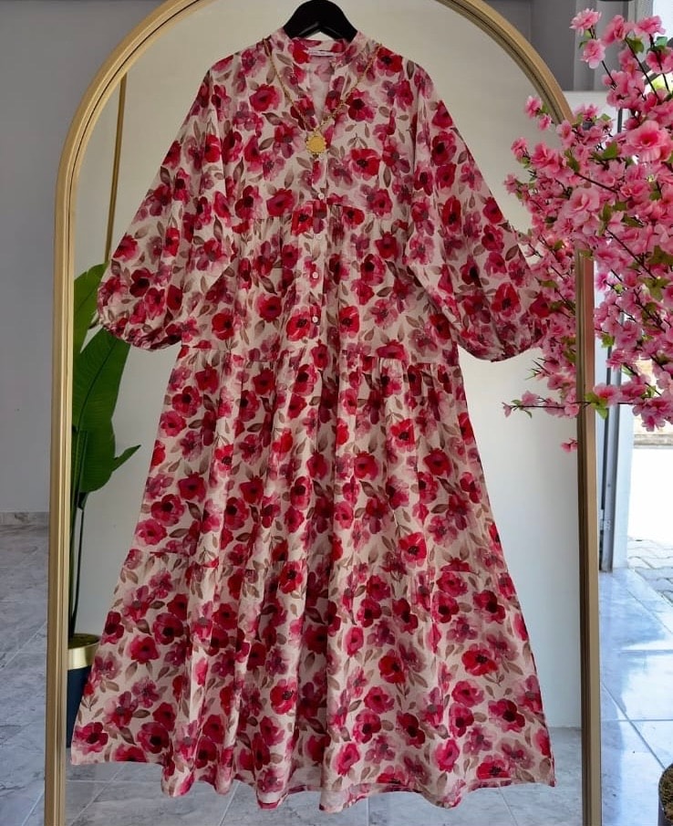 pembe çiçekli elbise