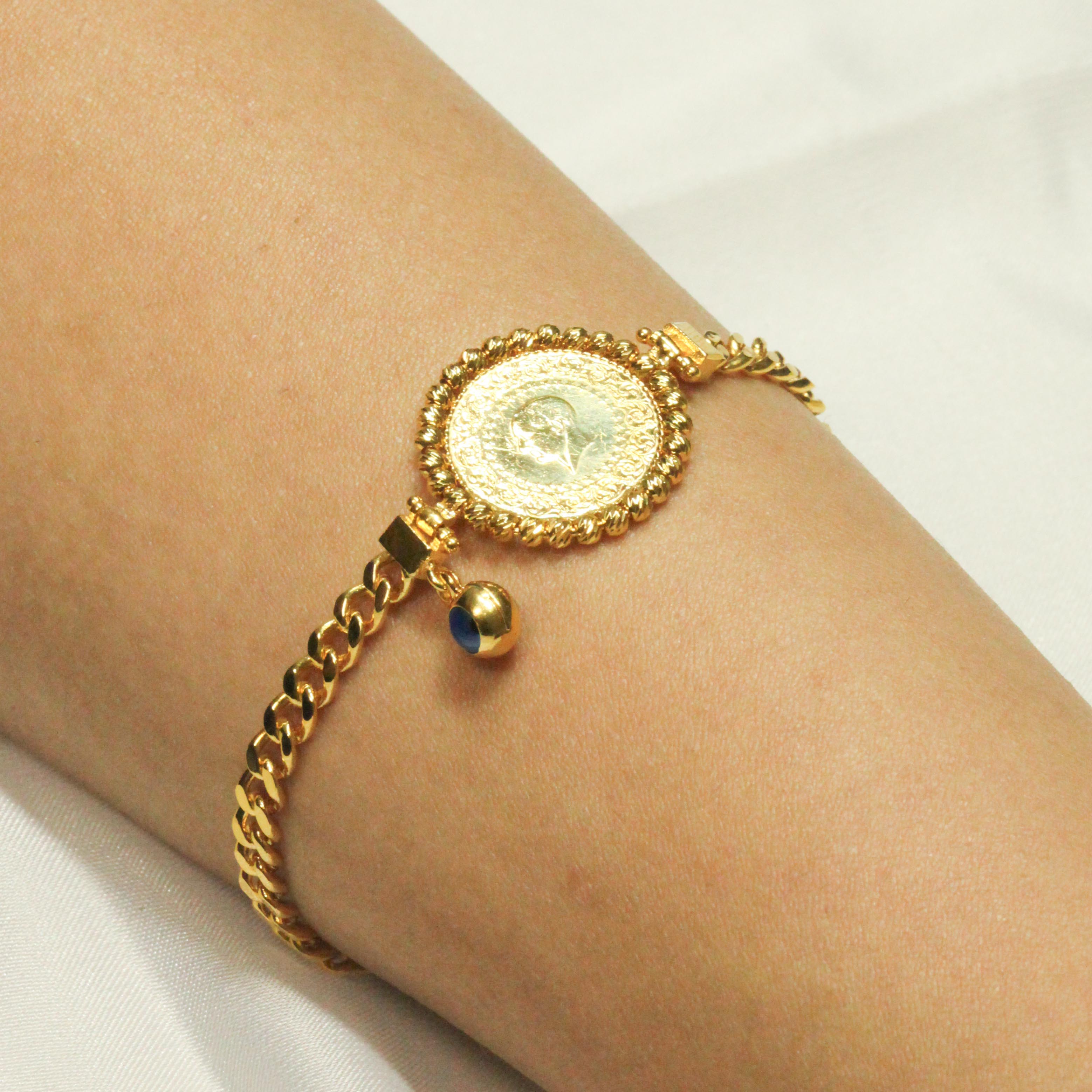 KENARLARI GURMET ÇEYREKLİ BİLEKLİK