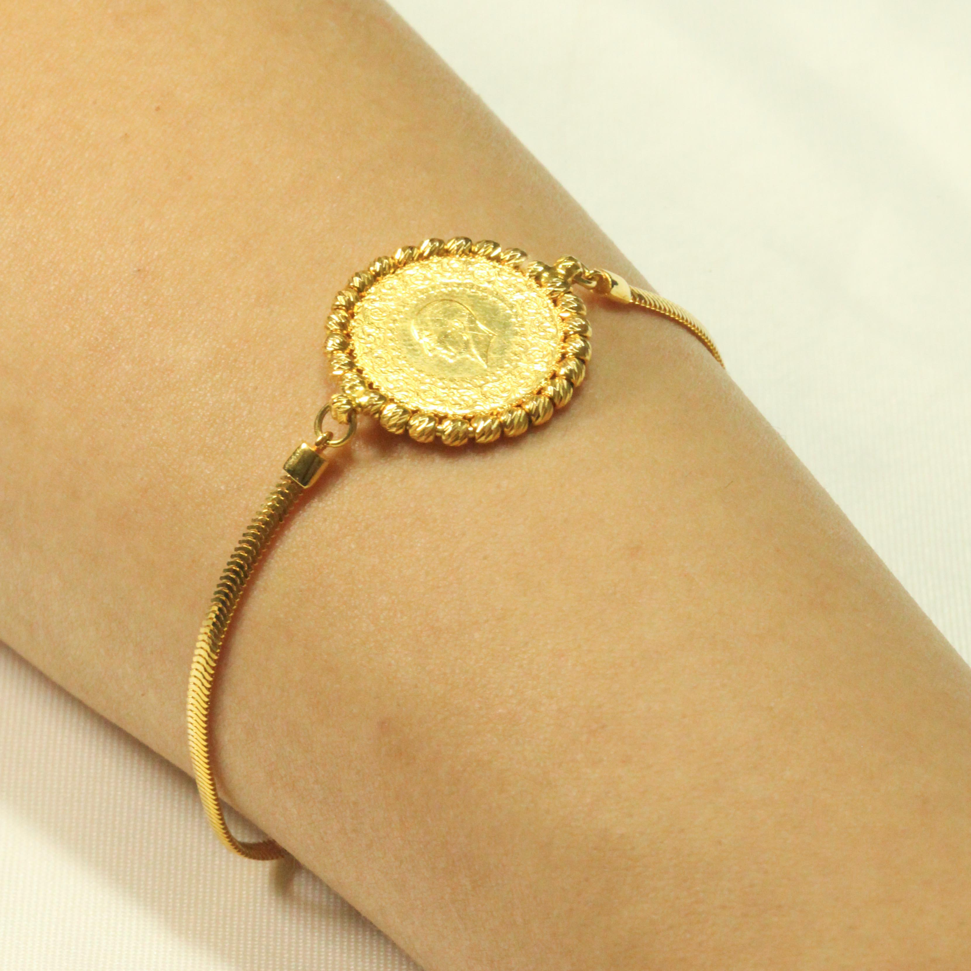 KENARLARI BALIKSIRTI DORİKALI ÇEYREKLİ BİLEKLİK