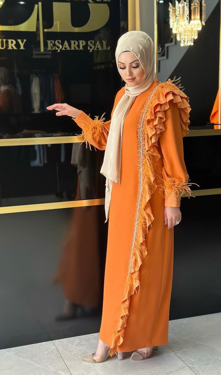 Zerafet Tüylü Volanlı Elbise