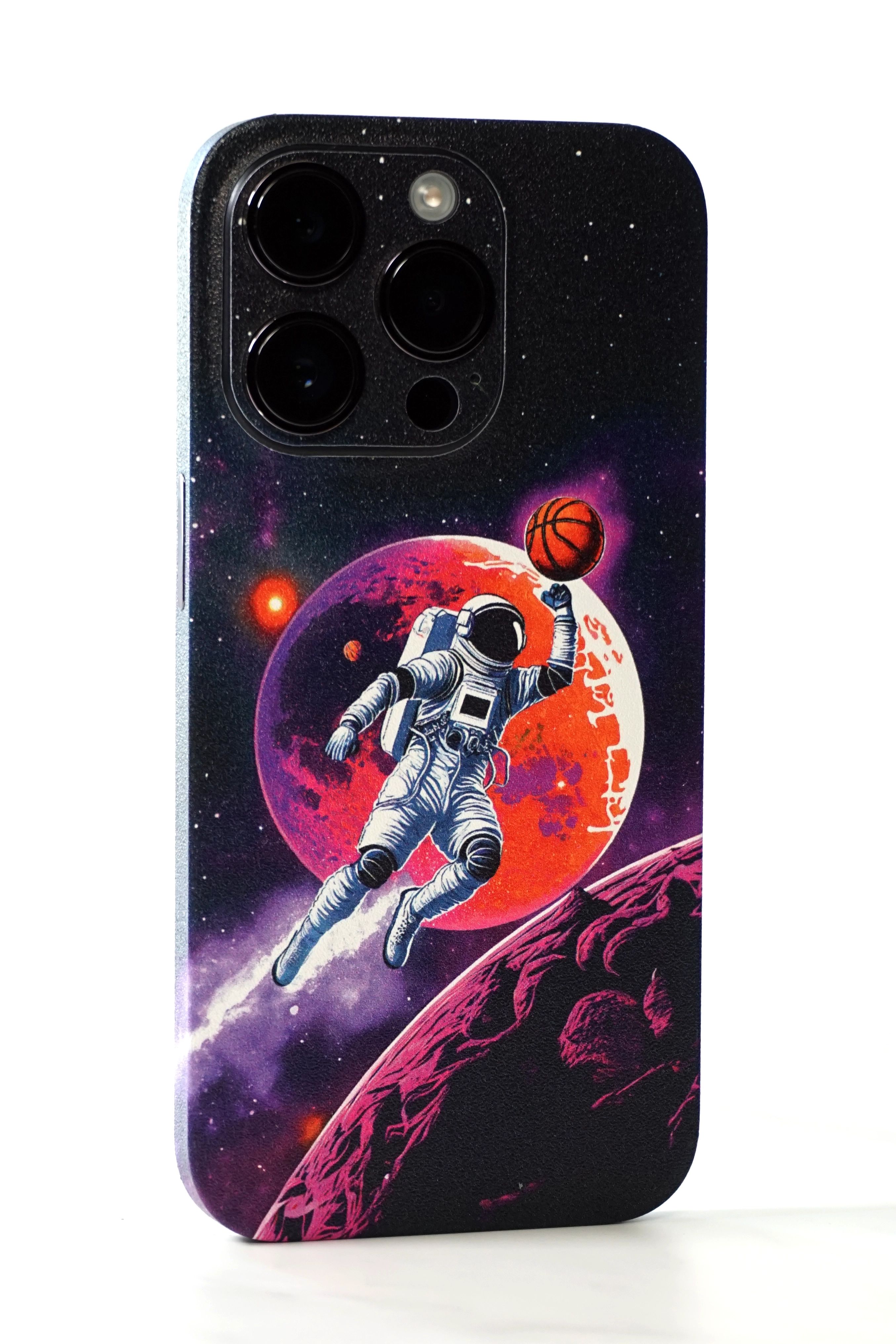 iPhone 15 Plus Kaplama Basketbolcu Astronot