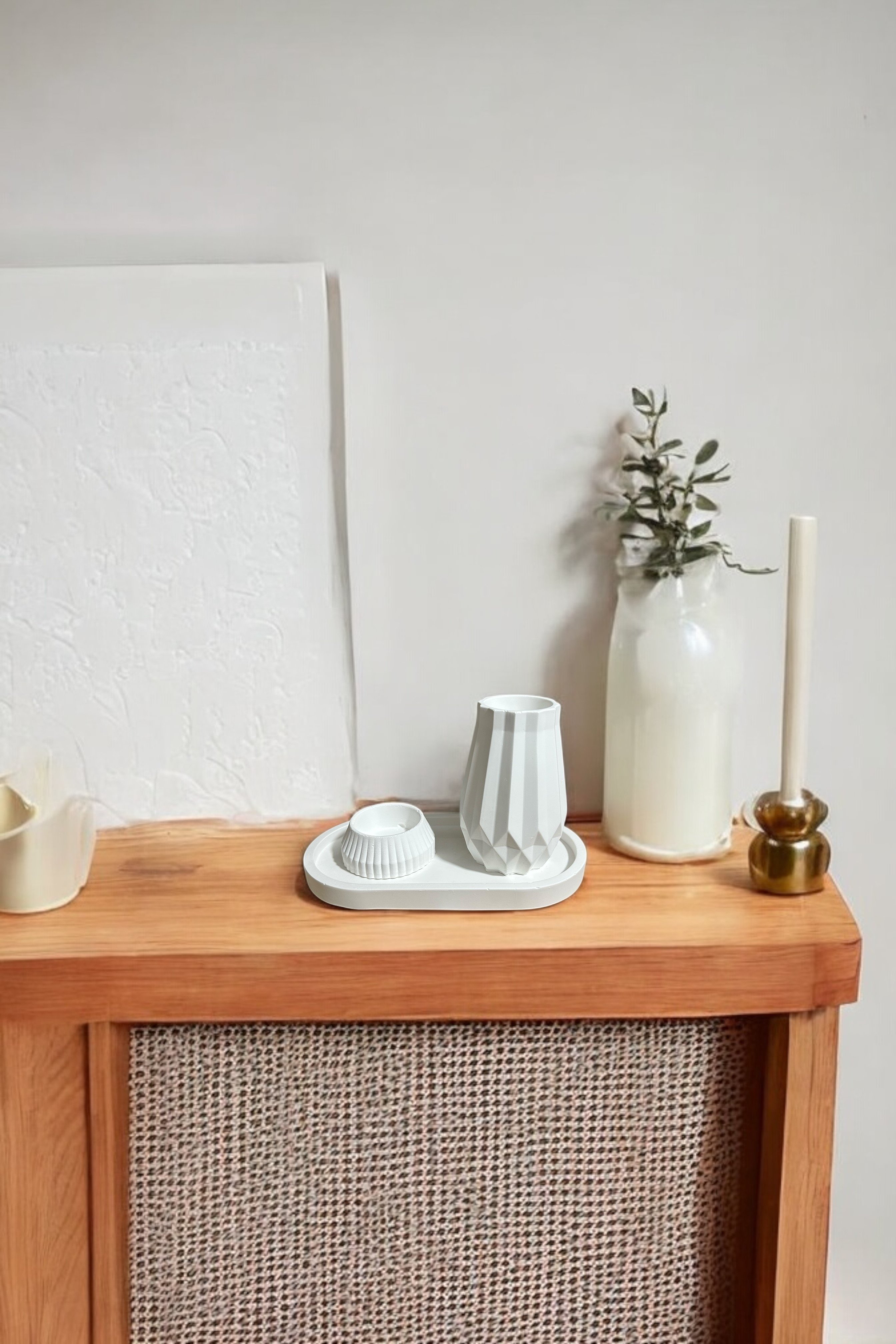 Minimalist Prizma Vazo ve Çizgili Tealight Mumluk Tabaklı Set