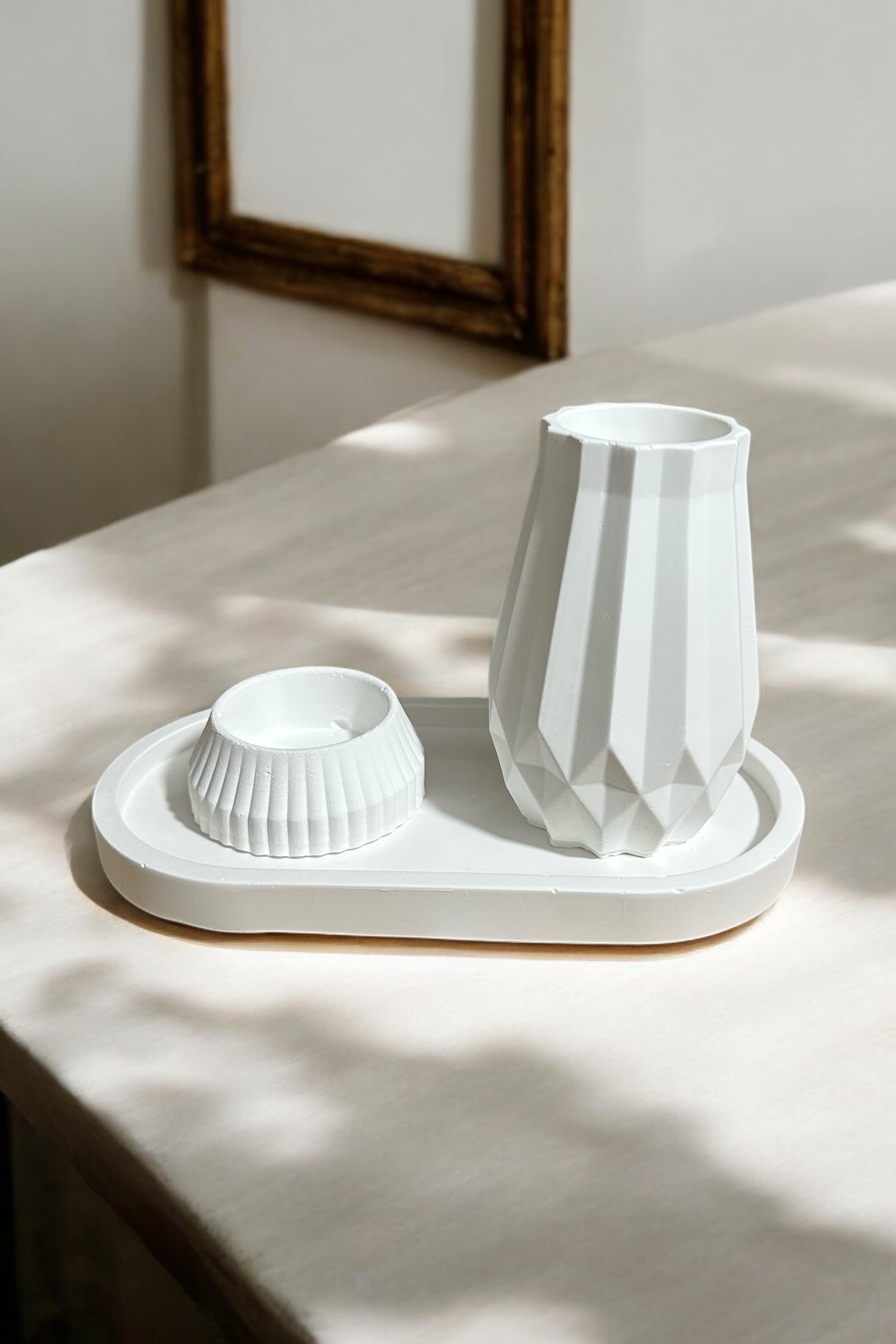 Minimalist Prizma Vazo ve Çizgili Tealight Mumluk Tabaklı Set