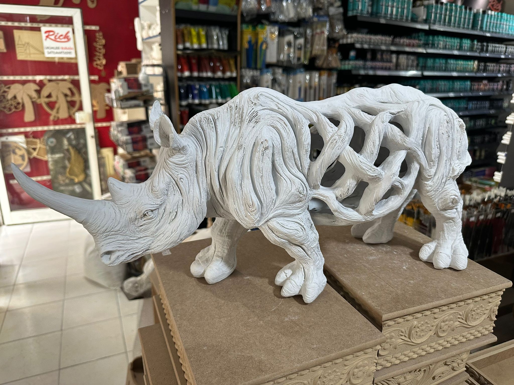 Ham Polyester Büyük Gergedan Objesi 54x26 cm