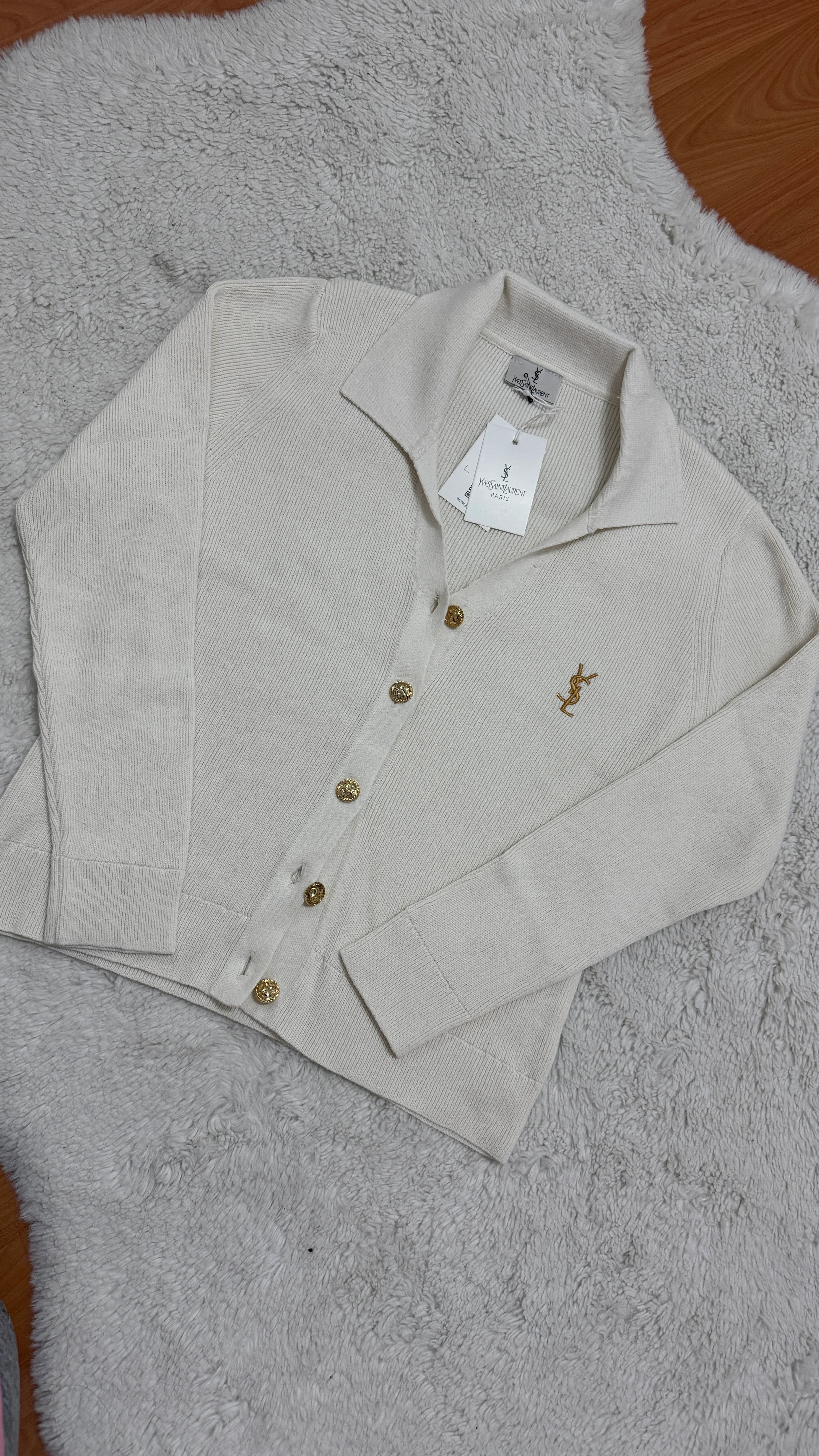 MARKA DÜĞMELİ KAZAK