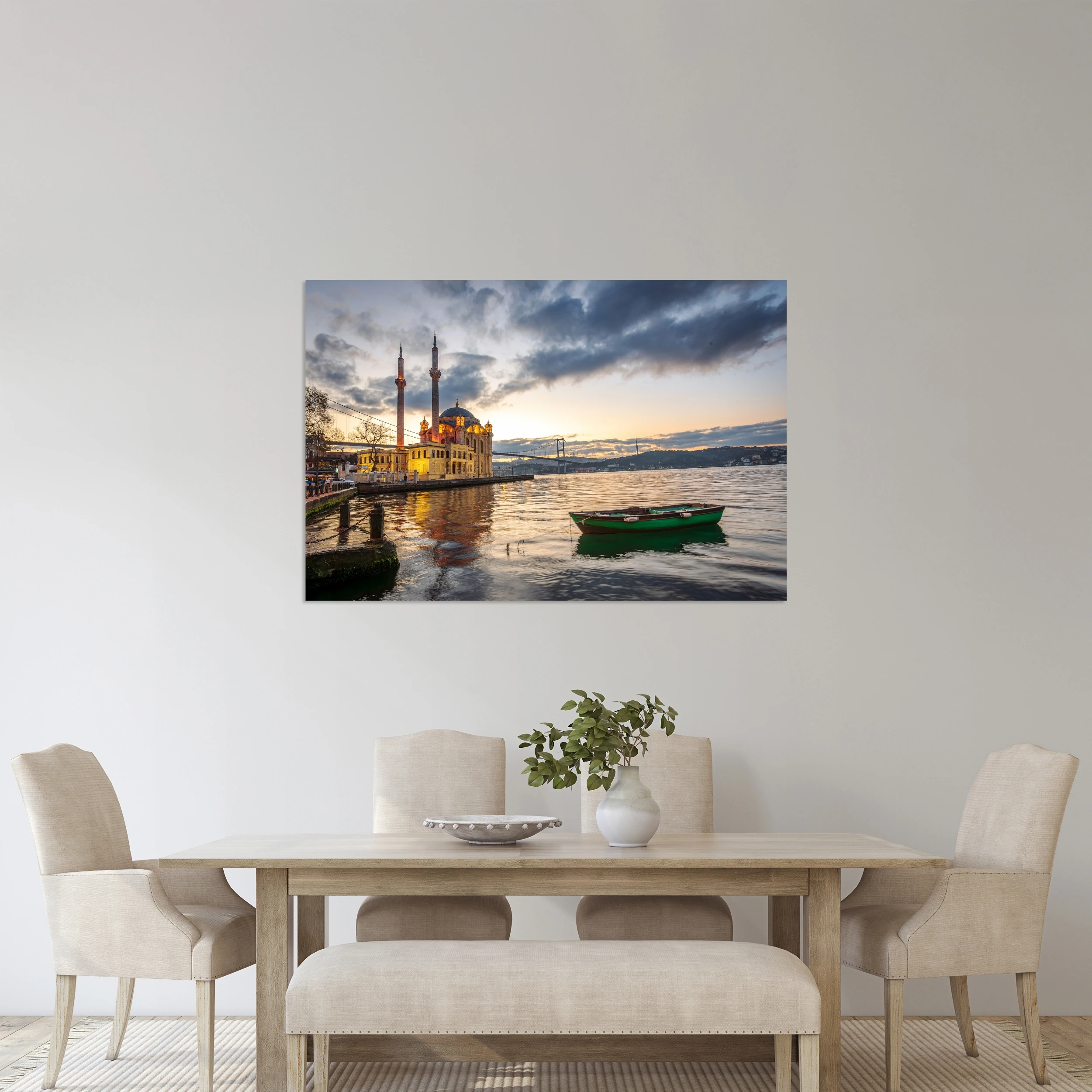 Ortaköy Camii ve Balıkçı Teknesi