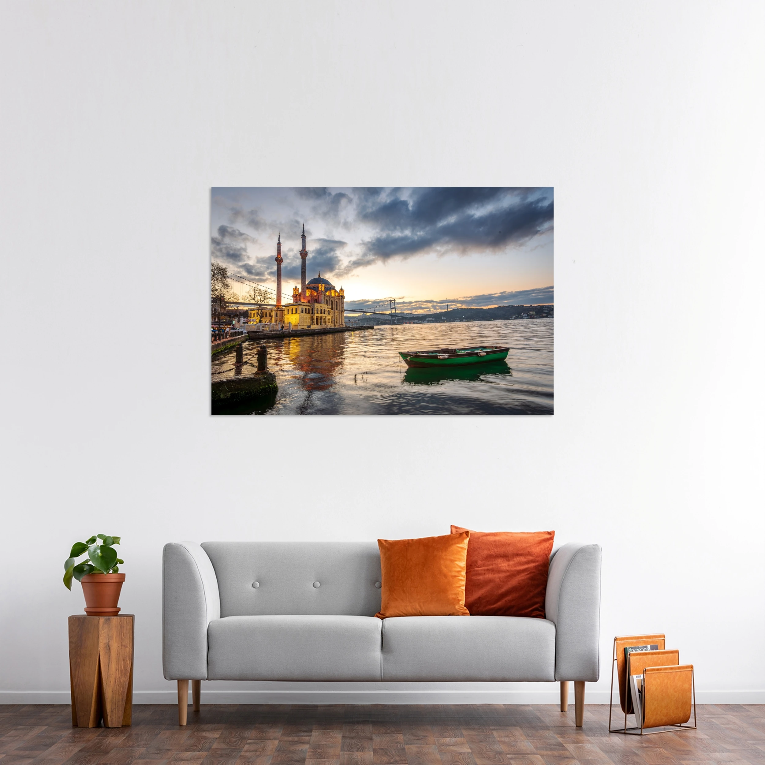 Ortaköy Camii ve Balıkçı Teknesi