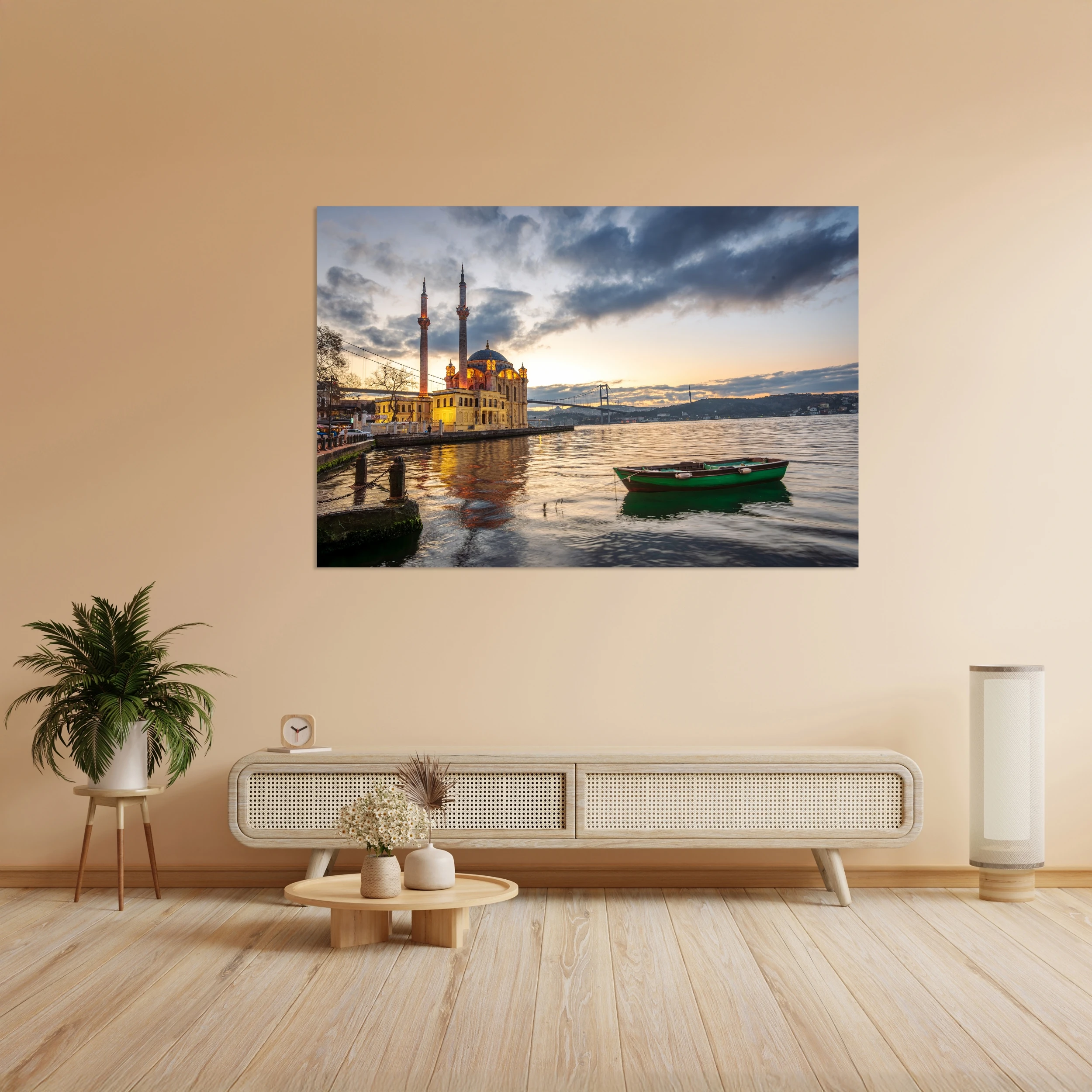 Ortaköy Camii ve Balıkçı Teknesi