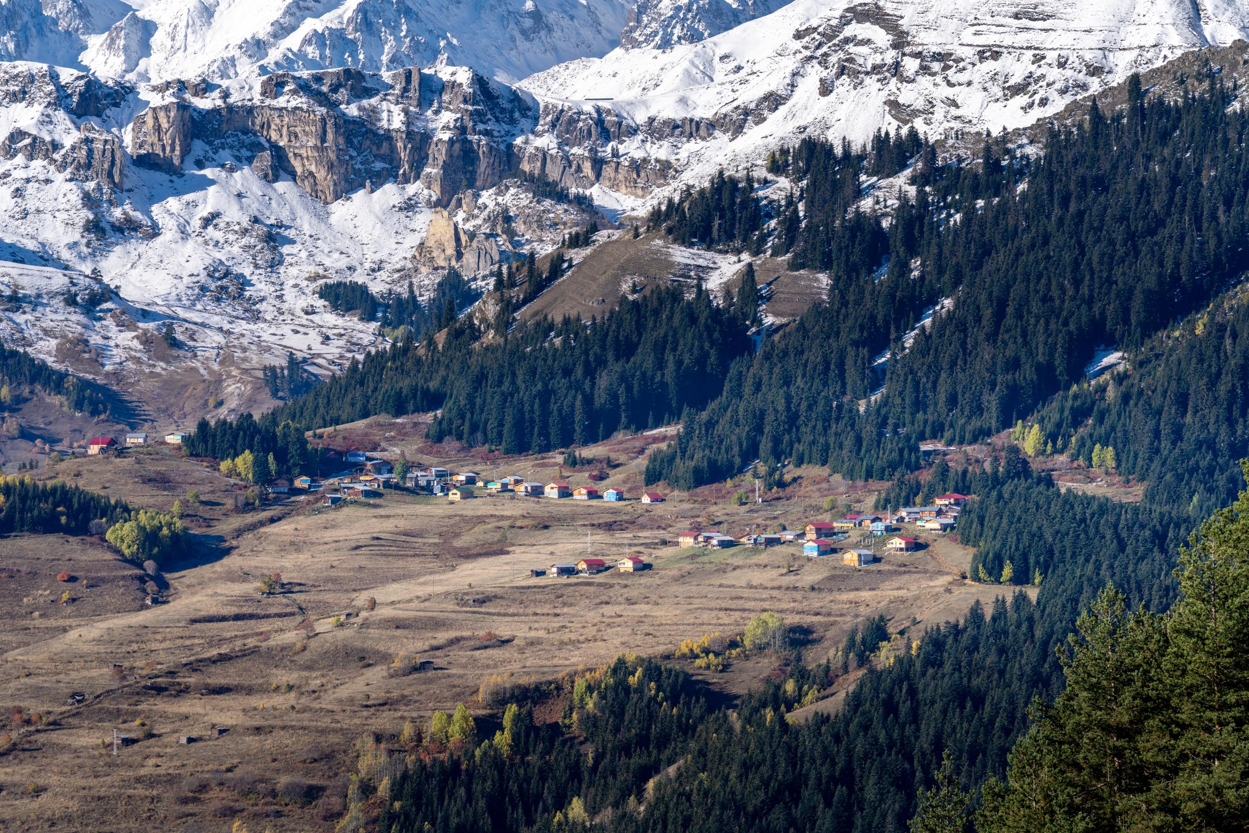 Karlı Dağlar ve Yayla Evleri