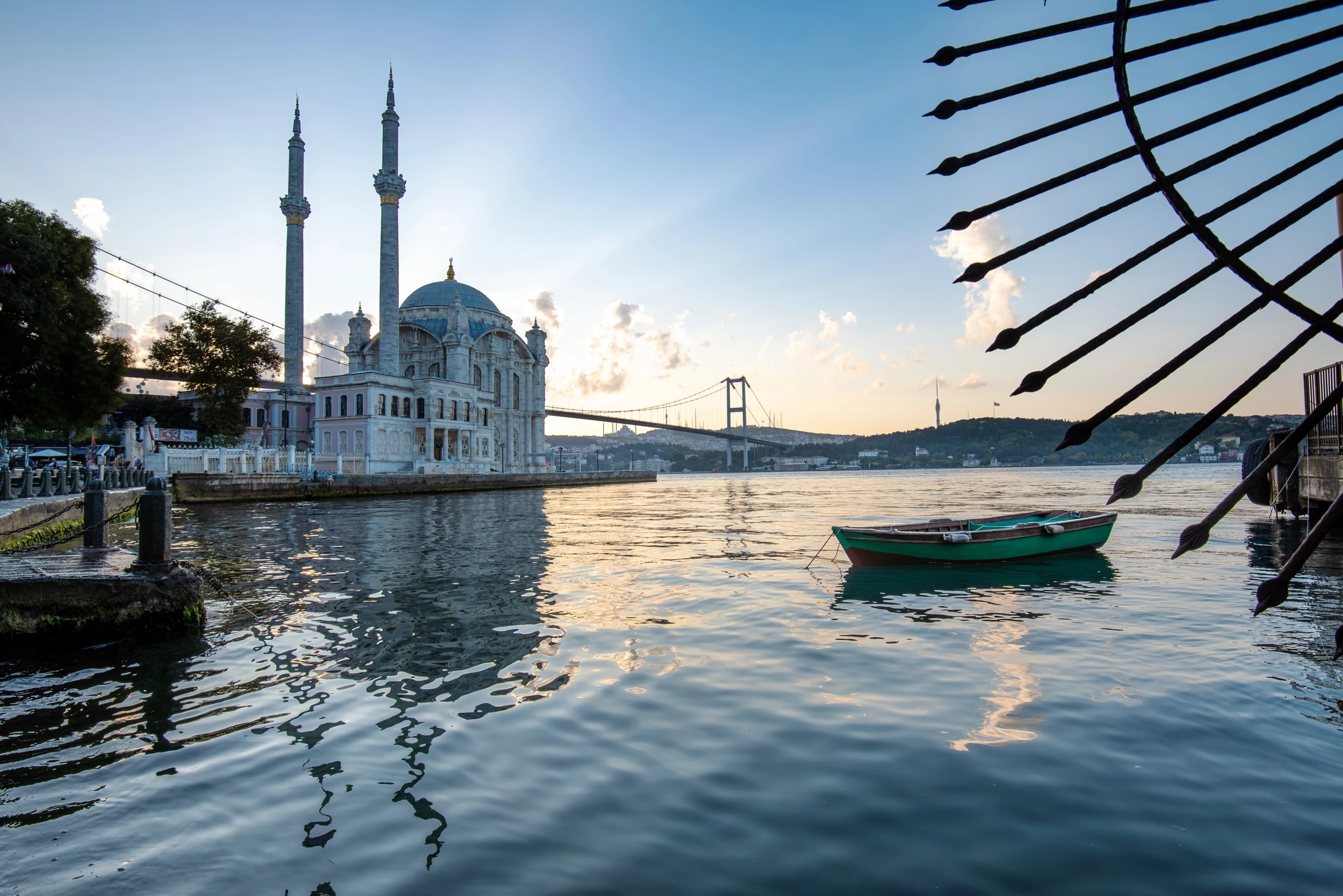 Ortaköy Camii ve Balıkçı Teknesi