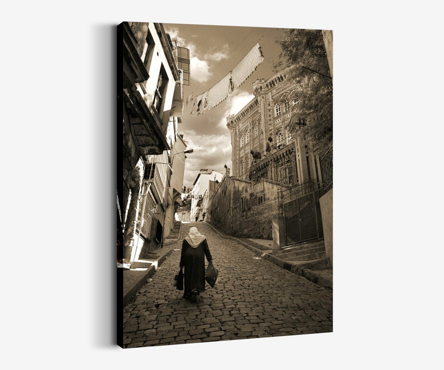 Balat Yollarında Bir Yorgun Tablo