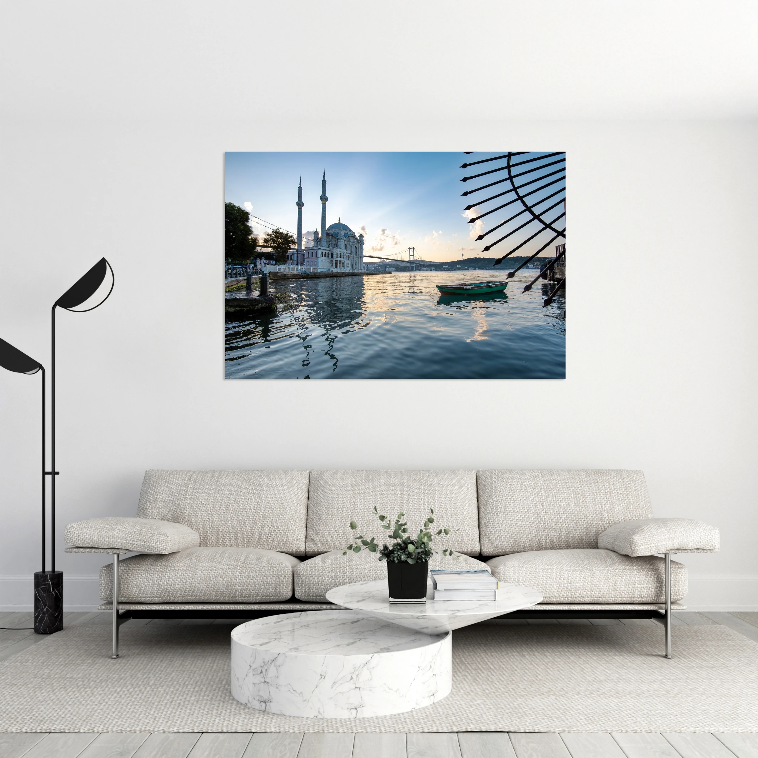 Ortaköy Camii ve Balıkçı Teknesi