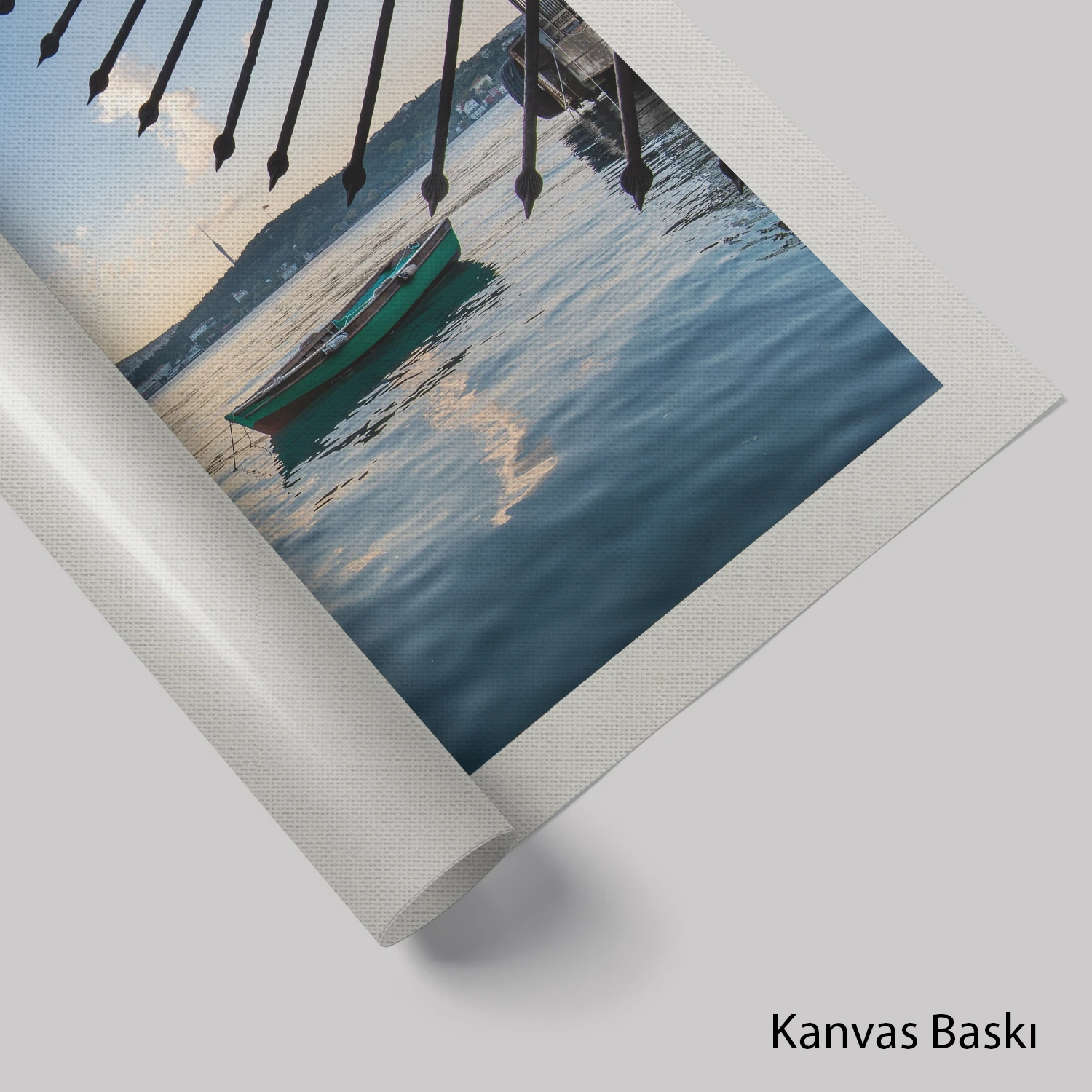 Ortaköy Camii ve Balıkçı Teknesi