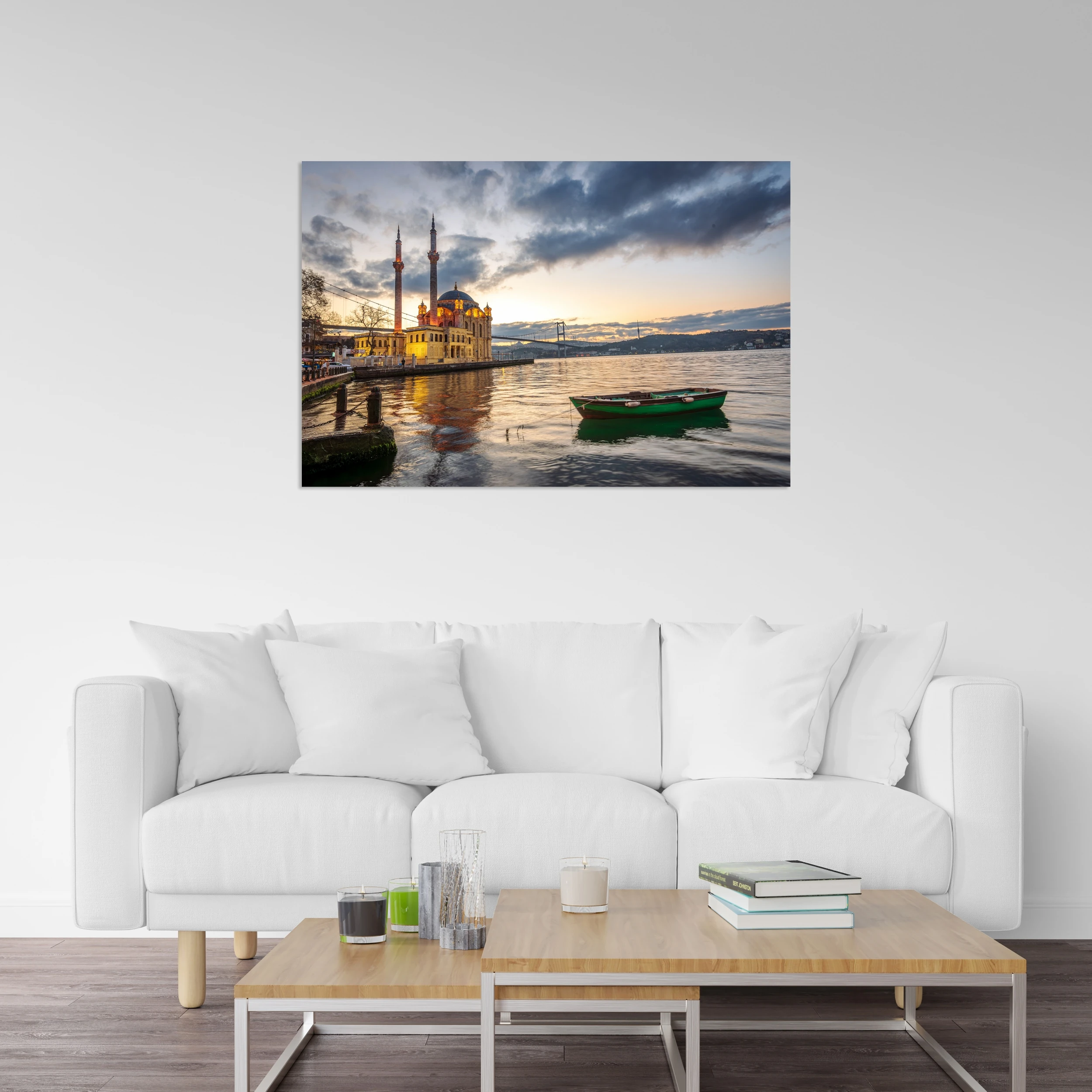 Ortaköy Camii ve Balıkçı Teknesi