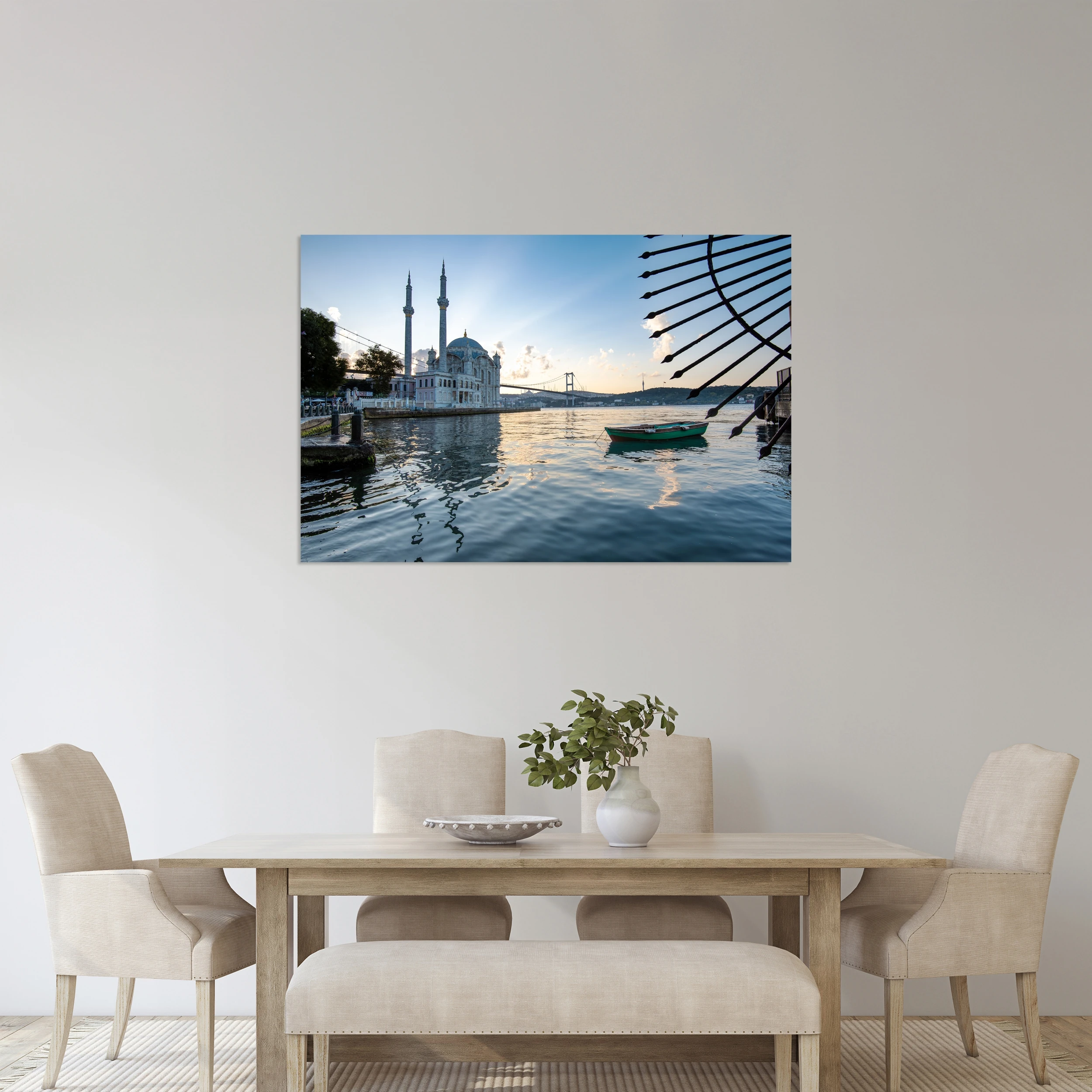 Ortaköy Camii ve Balıkçı Teknesi