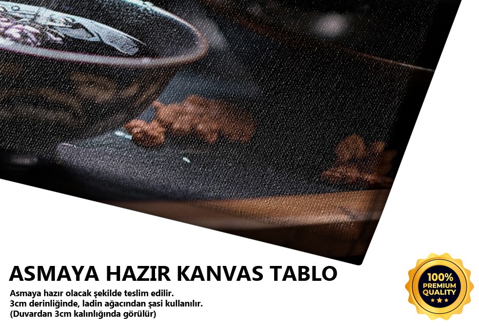 Ahşap Masada Çay Keyfi