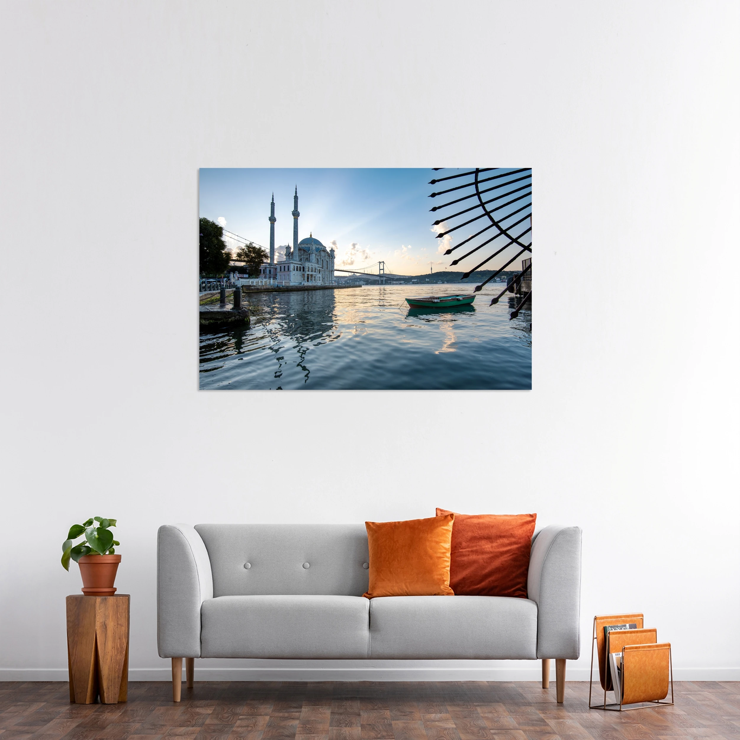 Ortaköy Camii ve Balıkçı Teknesi