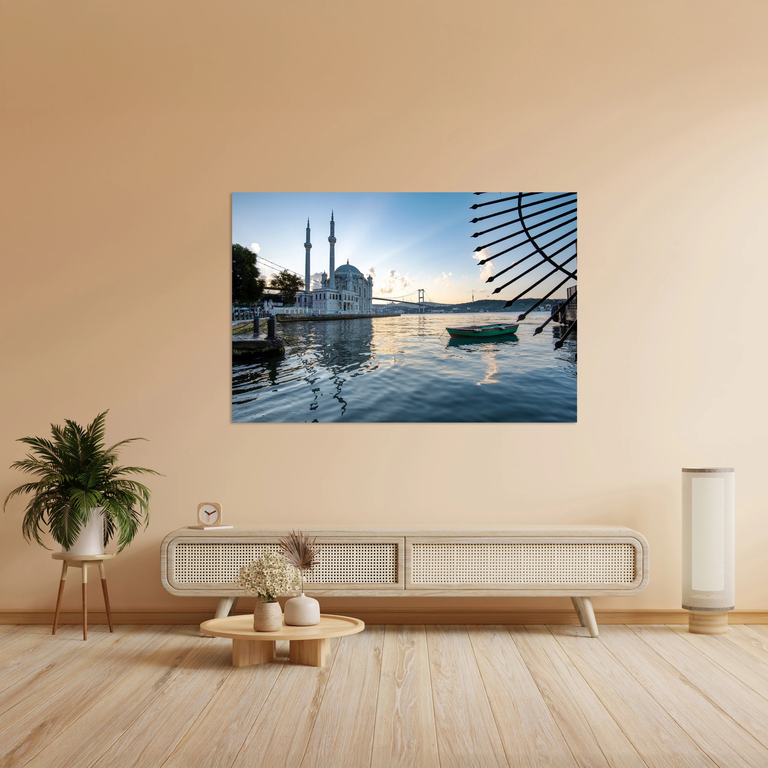 Ortaköy Camii ve Balıkçı Teknesi