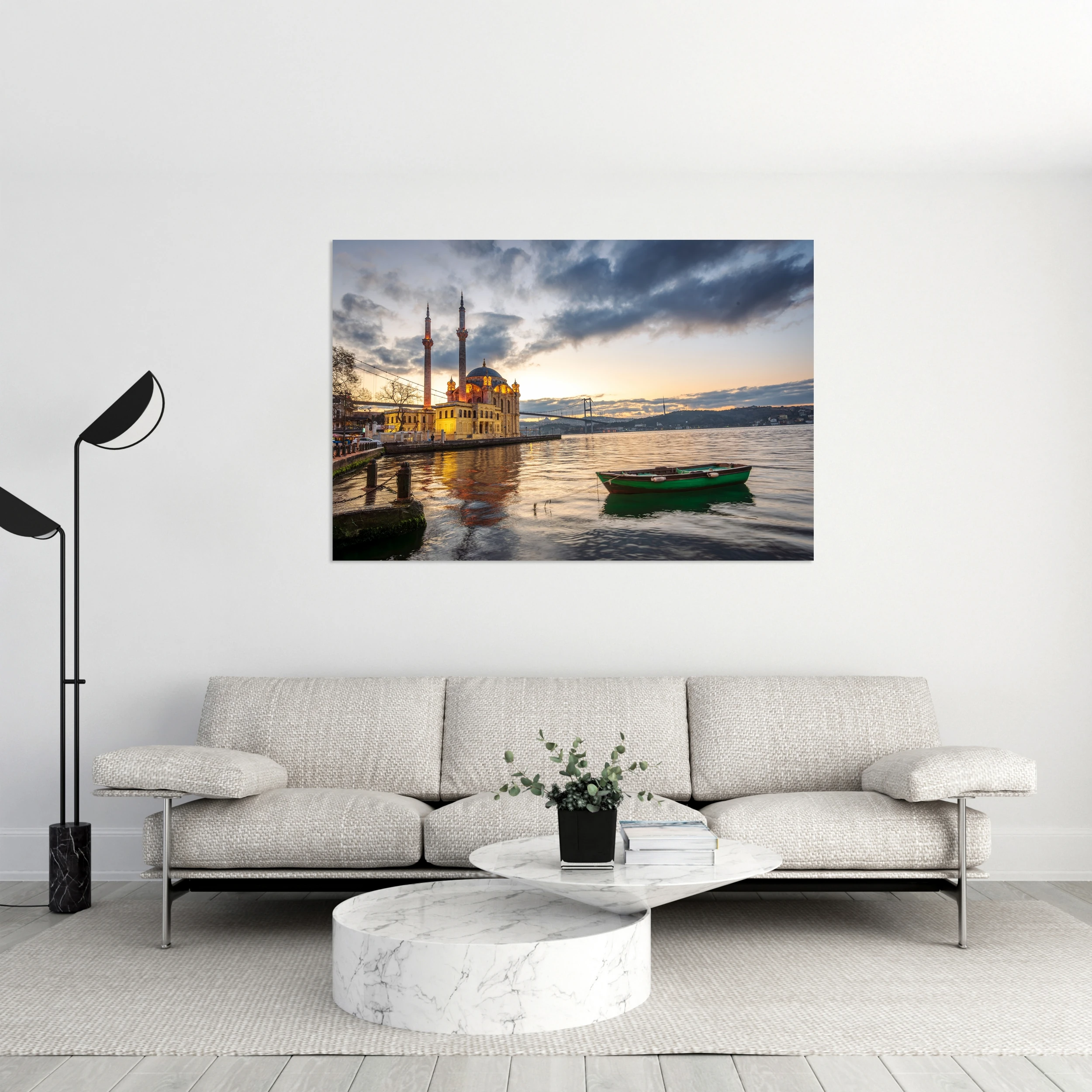 Ortaköy Camii ve Balıkçı Teknesi