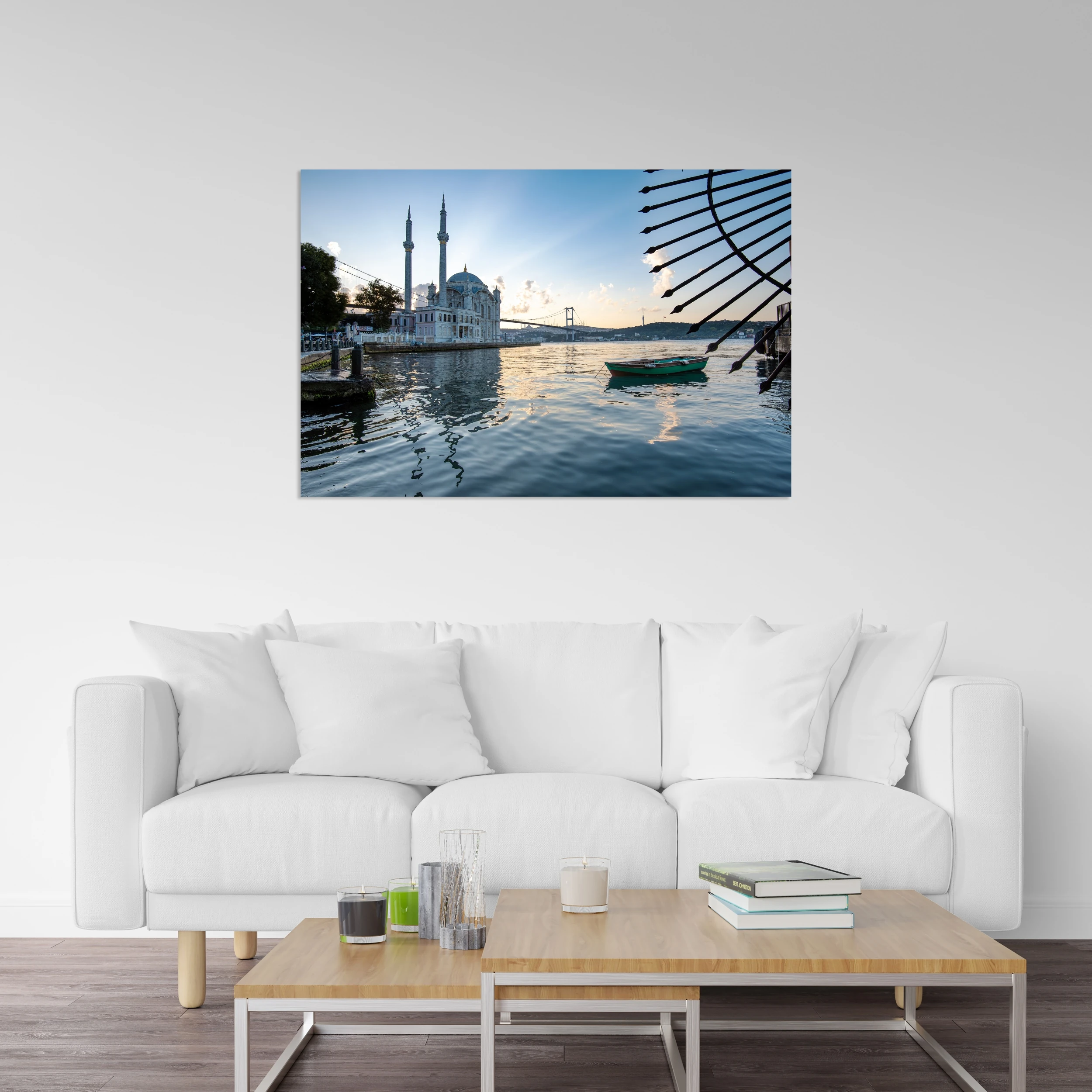 Ortaköy Camii ve Balıkçı Teknesi