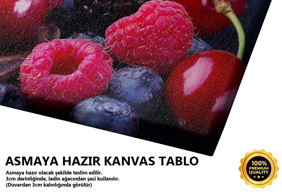 Ahşap Üzerinde Orman Meyveleri