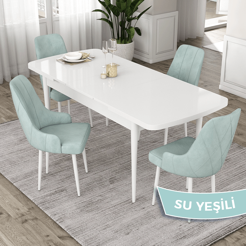 beyaz masa sandalye su yeşili