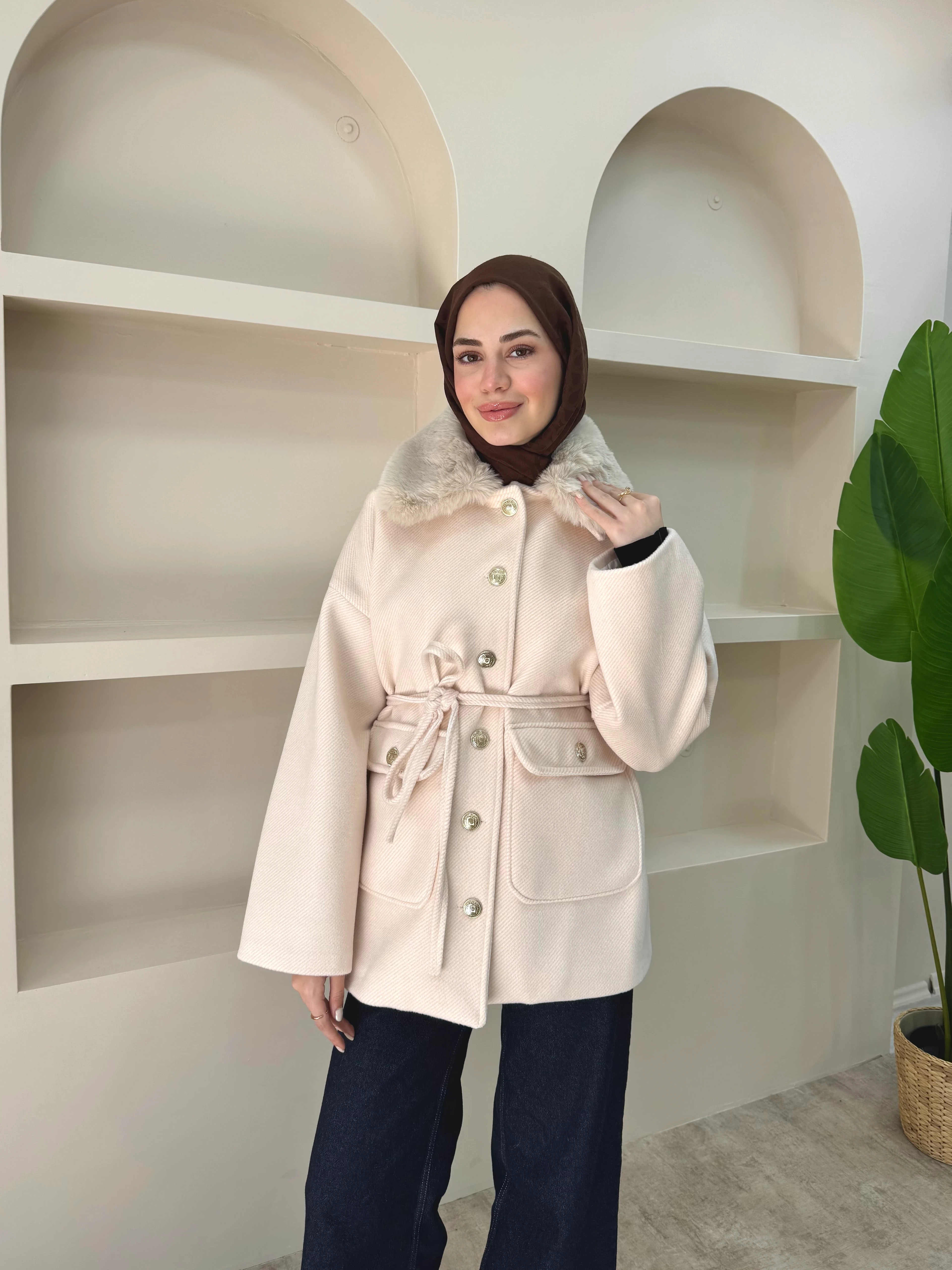 Yakası Kürklü Kaşe Kaban - Krem