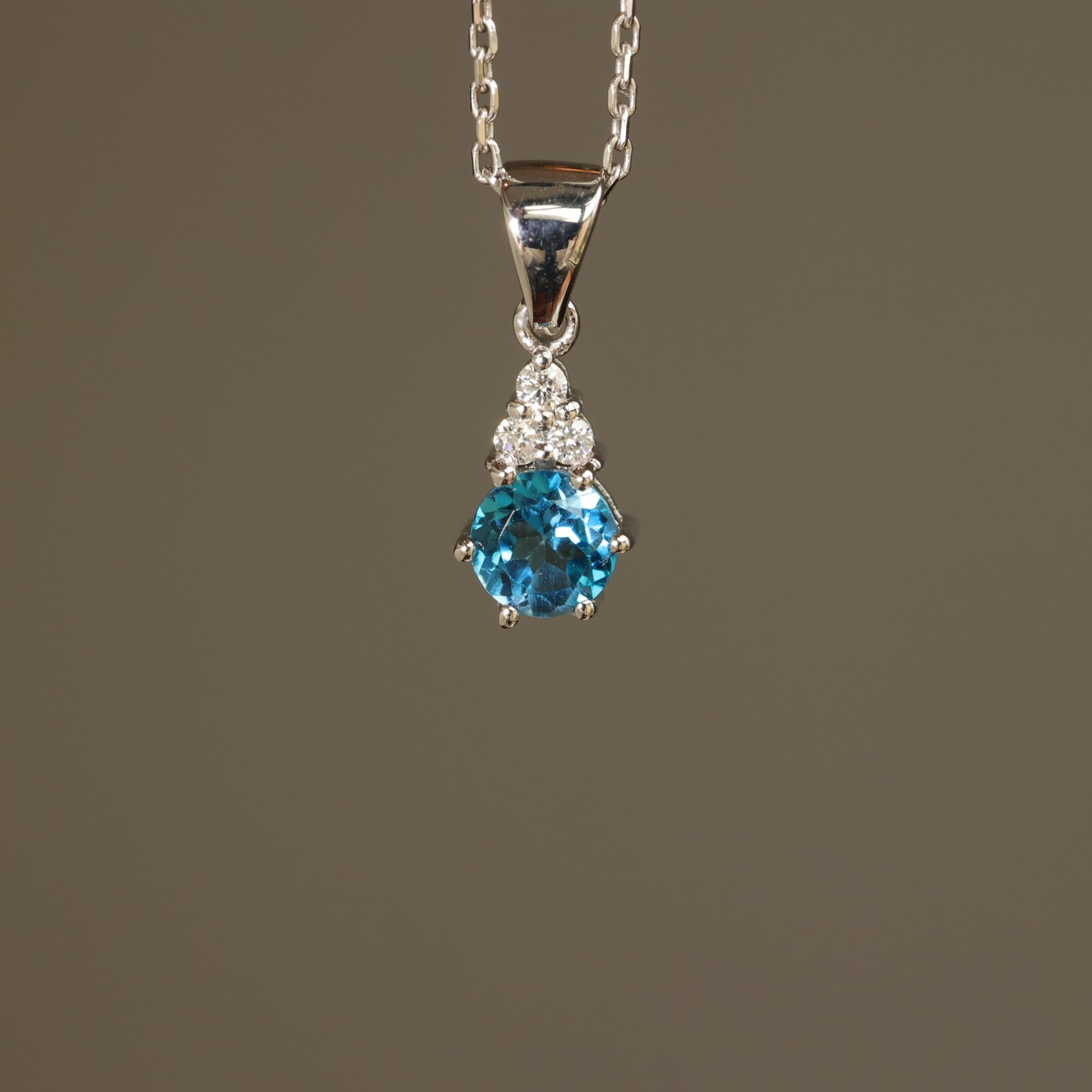 Blue Topaz Pırlanta Kolye