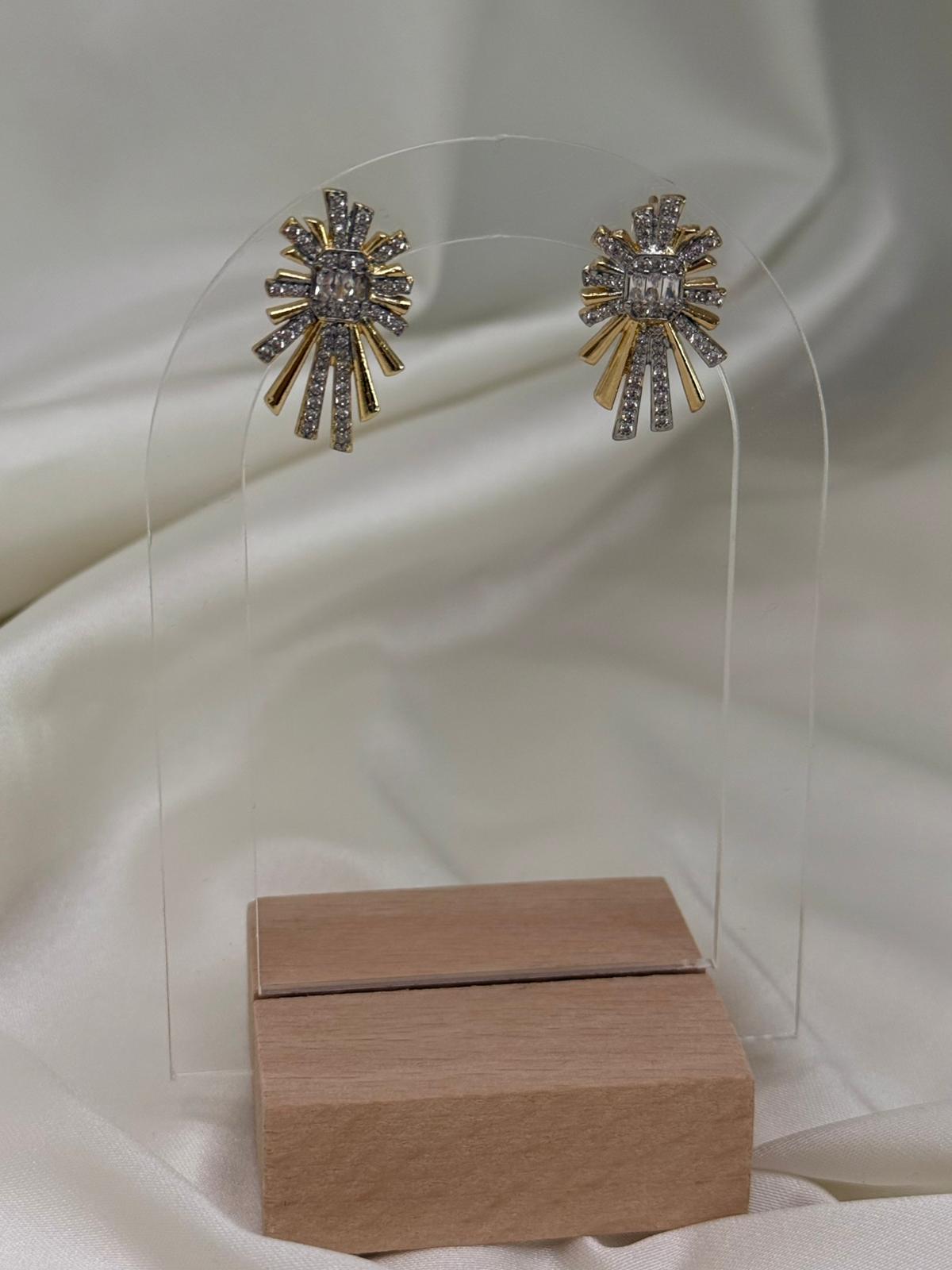 Kadın Işıltılı Taşlı Altın Renk Geometrik Modern Tasarım Çelik Küpe