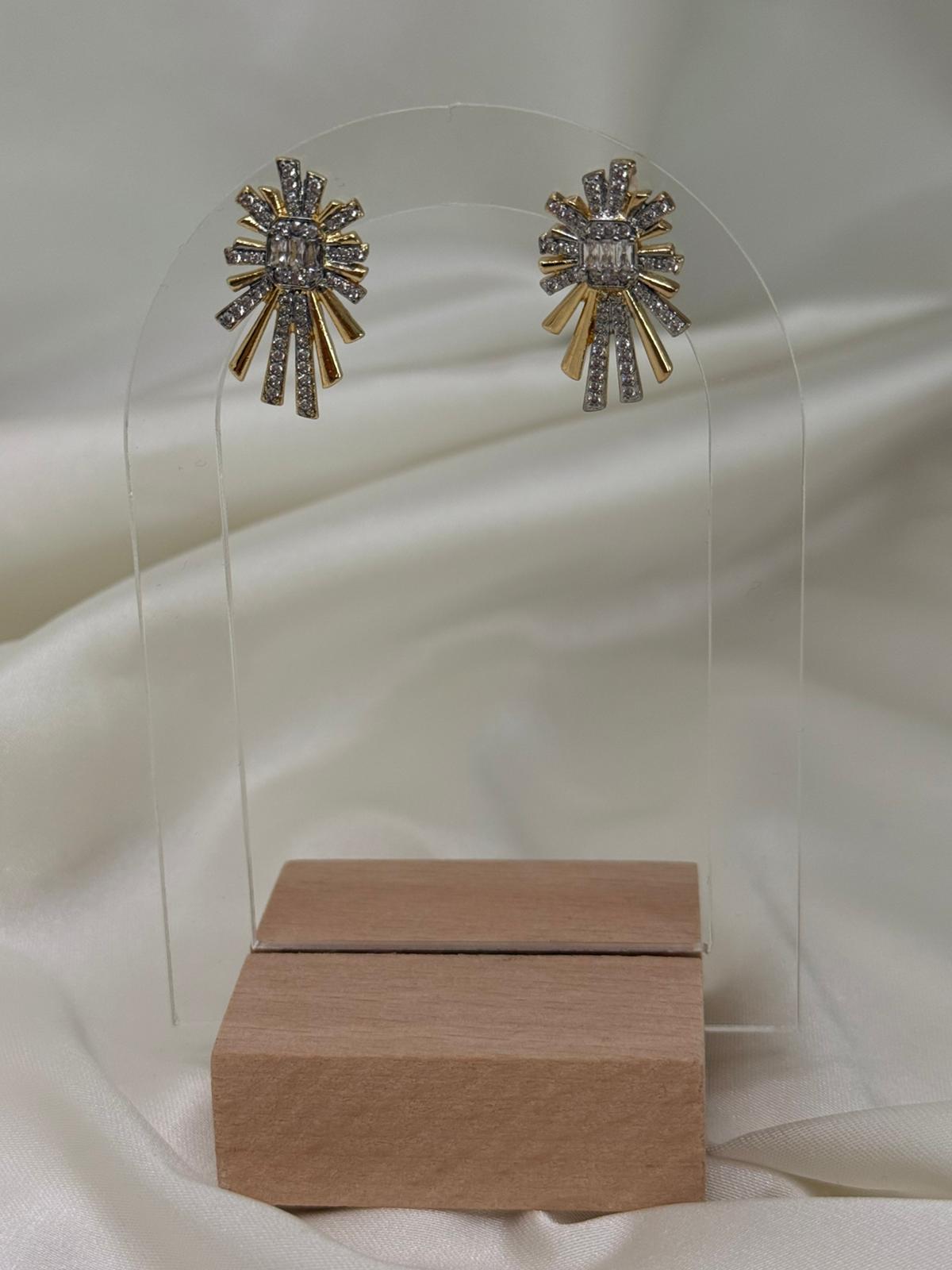 Kadın Işıltılı Taşlı Altın Renk Geometrik Modern Tasarım Çelik Küpe