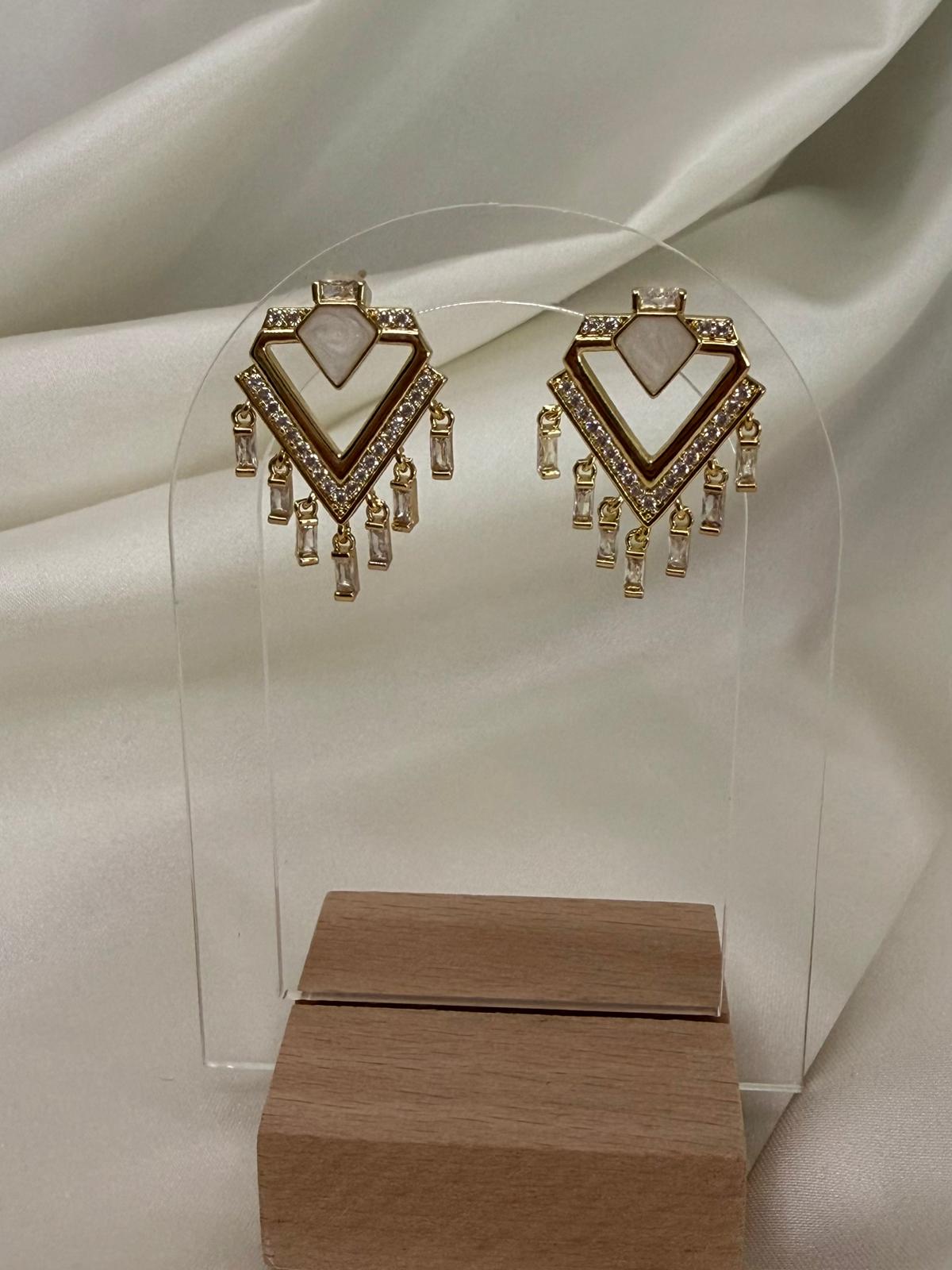 Kadın Geometrik Üçgen Taşlı Sallantılı Altın Renk Çelik Küpe