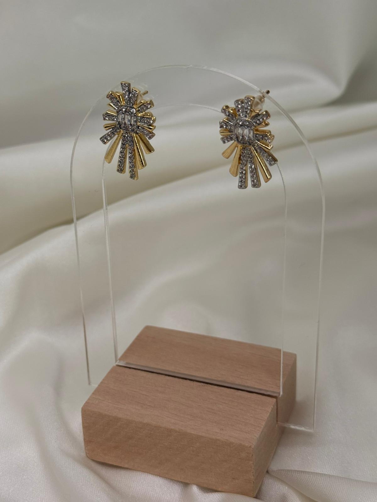 Kadın Işıltılı Taşlı Altın Renk Geometrik Modern Tasarım Çelik Küpe