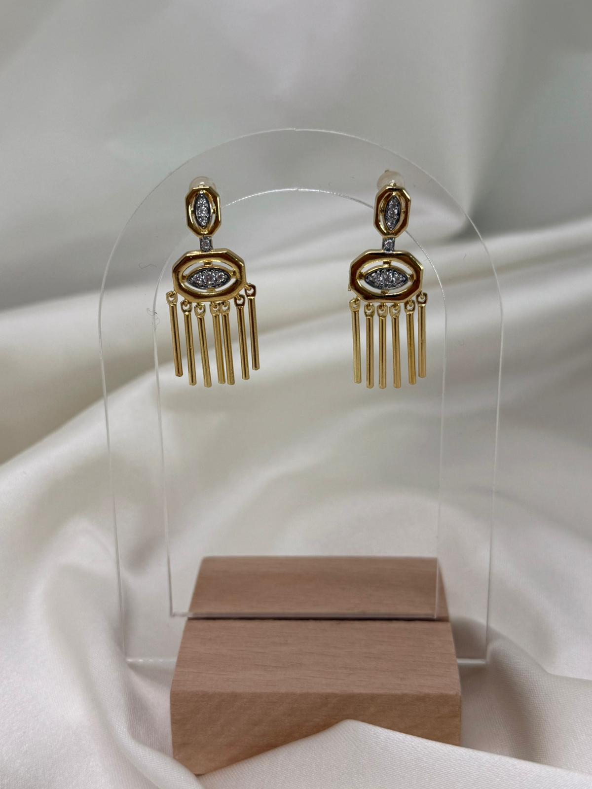 Kadın Altın Renk Sallantılı Taş Detaylı Modern Tasarım Çelik Küpe