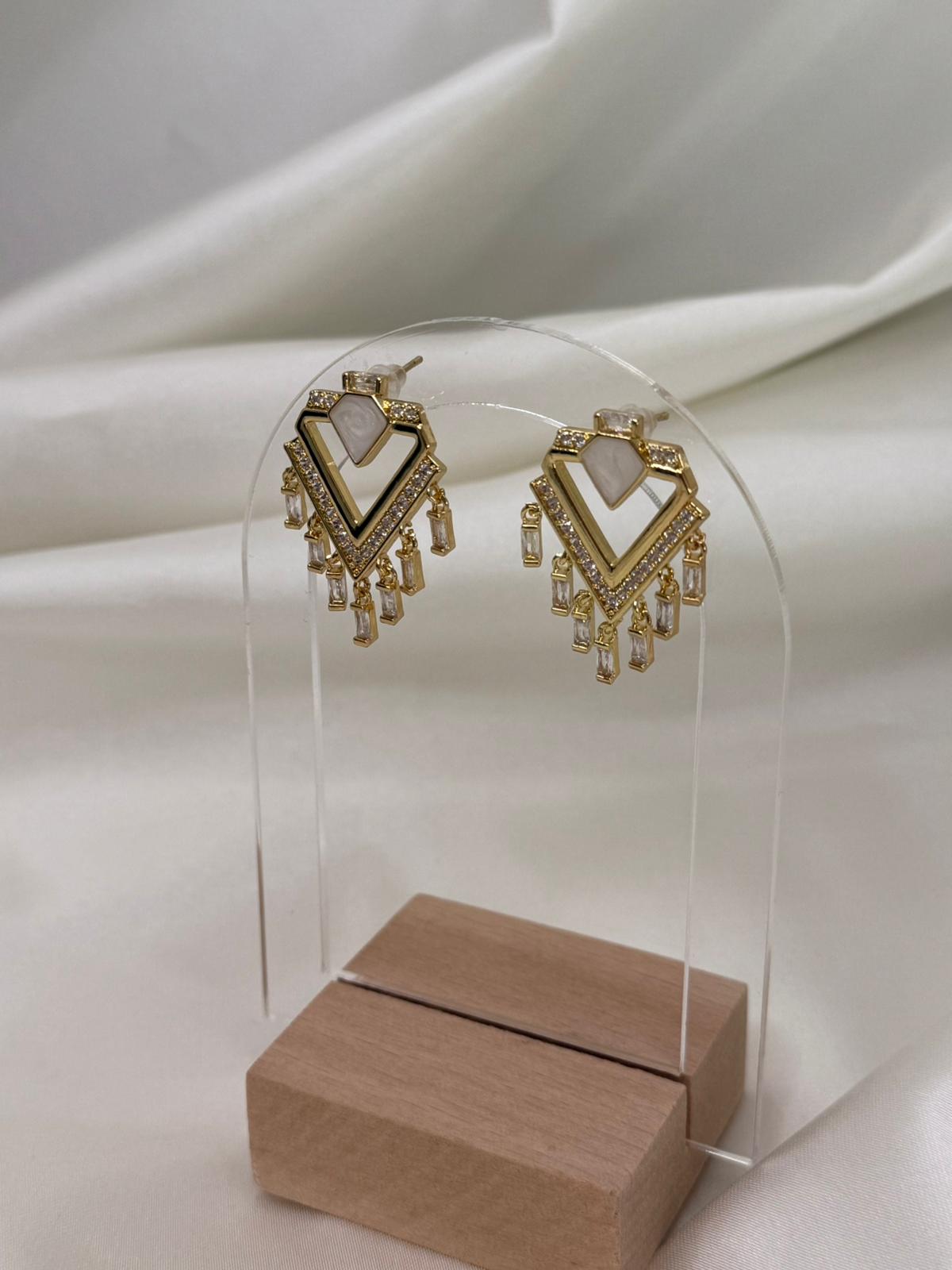 Kadın Geometrik Üçgen Taşlı Sallantılı Altın Renk Çelik Küpe