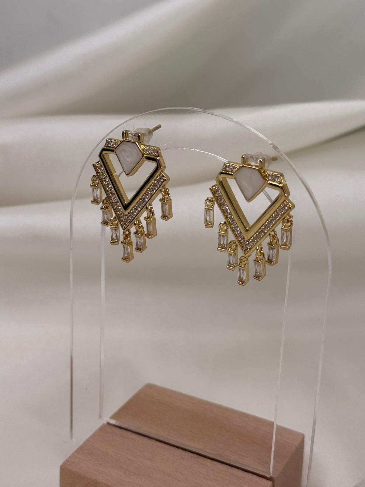 Kadın Geometrik Üçgen Taşlı Sallantılı Altın Renk Çelik Küpe