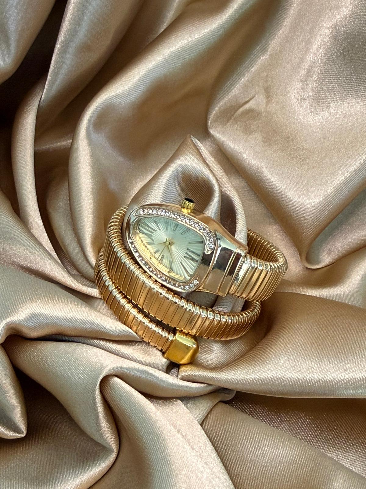 Kadın Altın Renk Kelepçe Kordonlu Taş Detaylı Spiral Kasa Saat