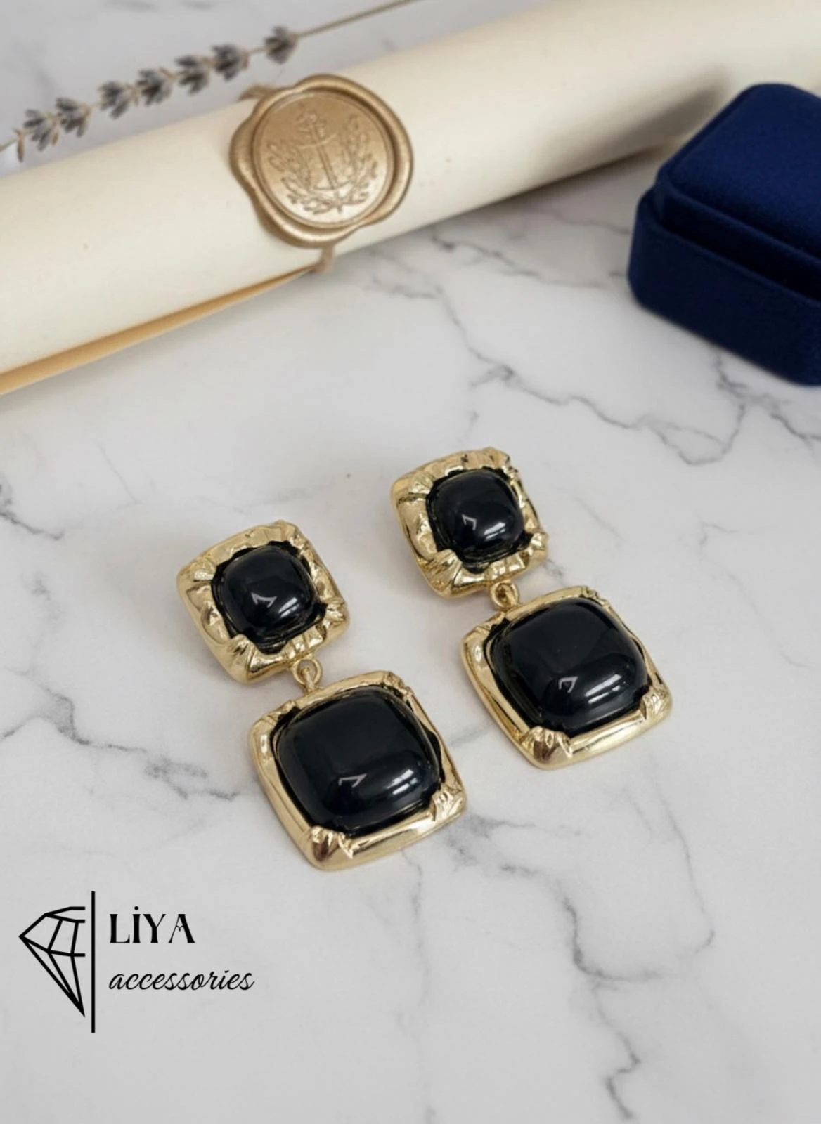 Kadın Siyah Taşlı Kare Formlu Altın Renk Sallantılı Küpe