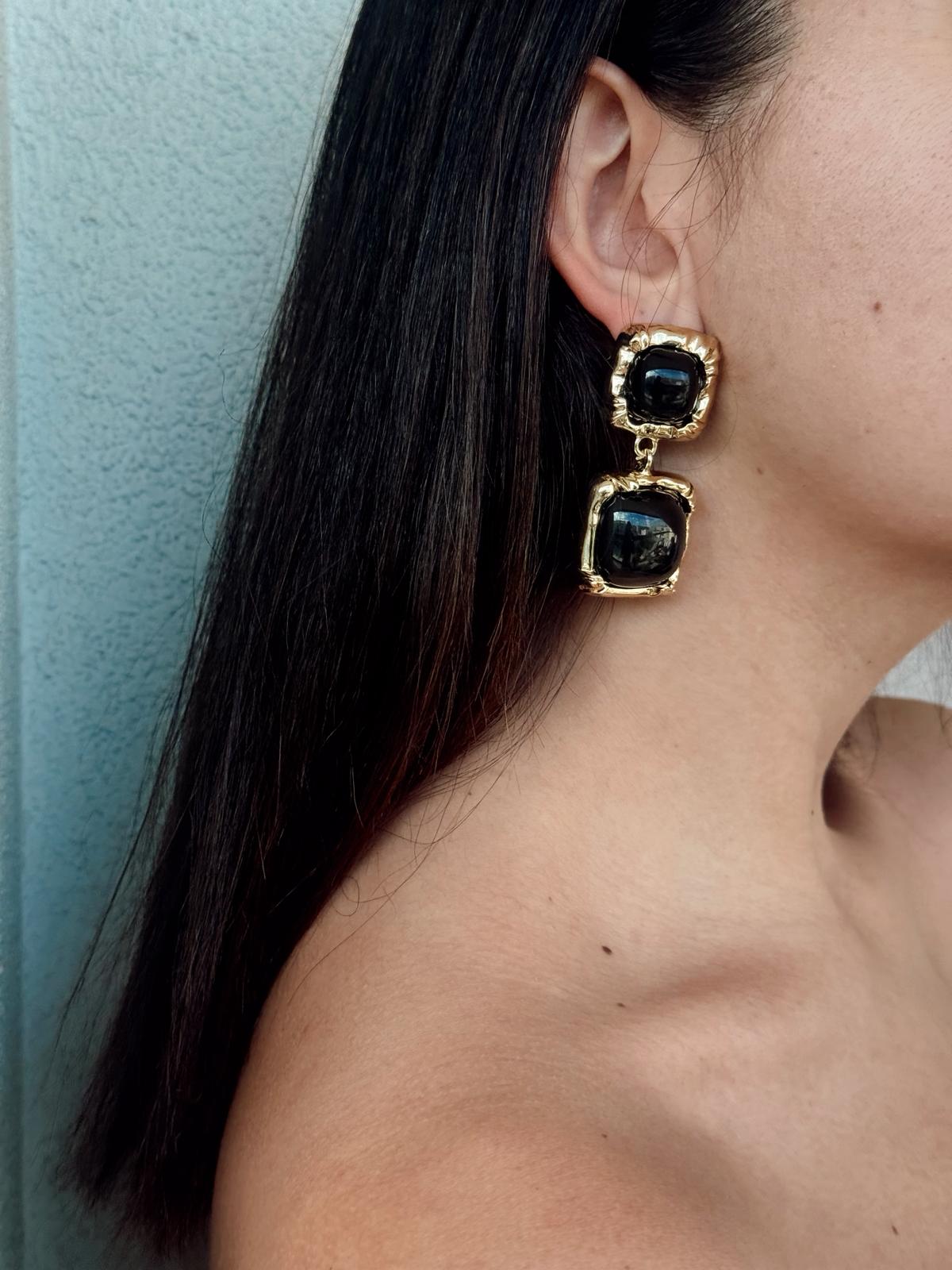 Kadın Siyah Taşlı Kare Formlu Altın Renk Sallantılı Küpe