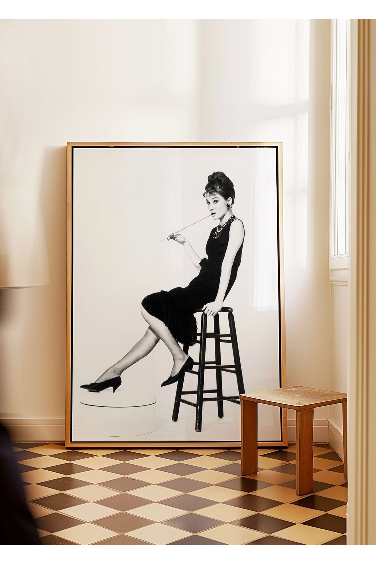Audrey Hepburn - Siyah Beyaz Poster - Tablo Ölçülerinde Çerçevesiz Poster