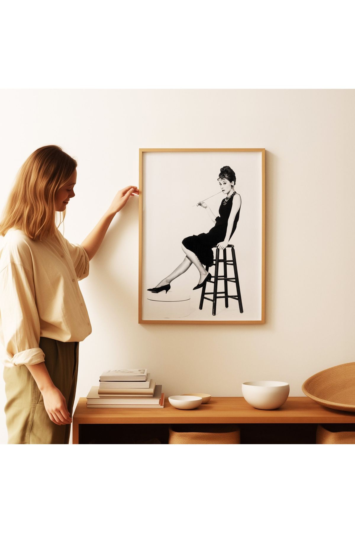 Audrey Hepburn - Siyah Beyaz Poster - Tablo Ölçülerinde Çerçevesiz Poster