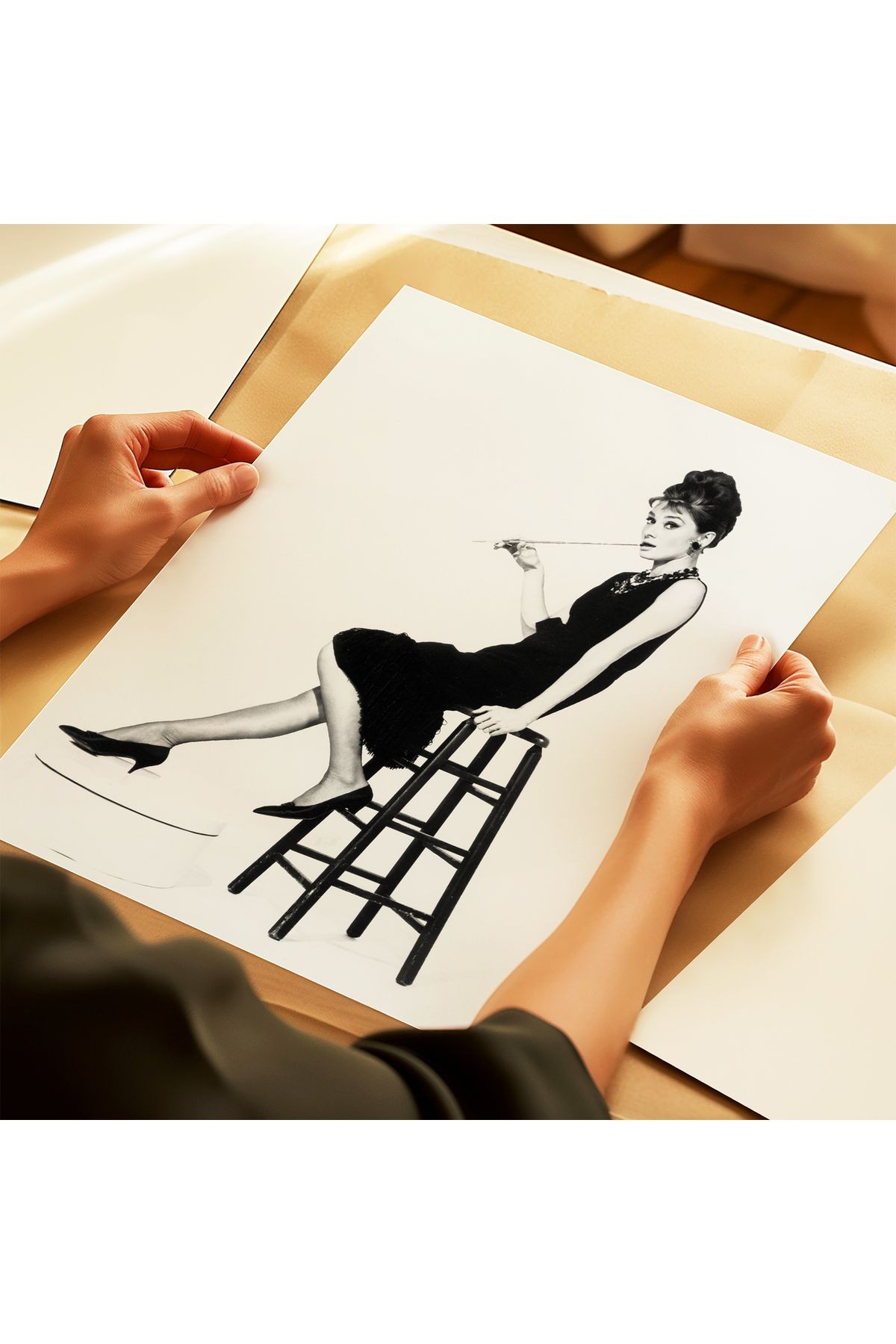 Audrey Hepburn - Siyah Beyaz Poster - Tablo Ölçülerinde Çerçevesiz Poster