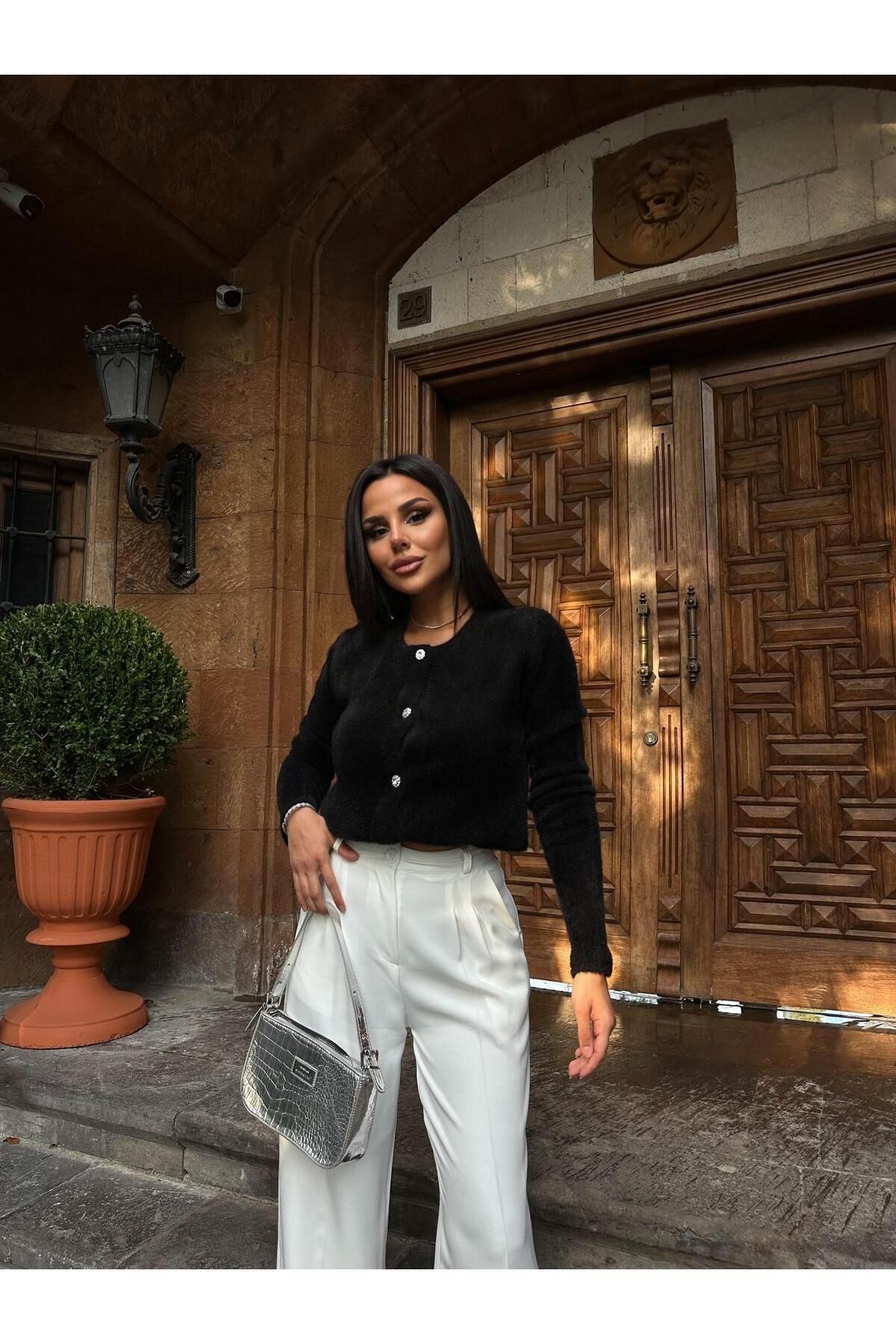 Yumuşak Dokulu Gümüş Düğmeli Triko Hırka