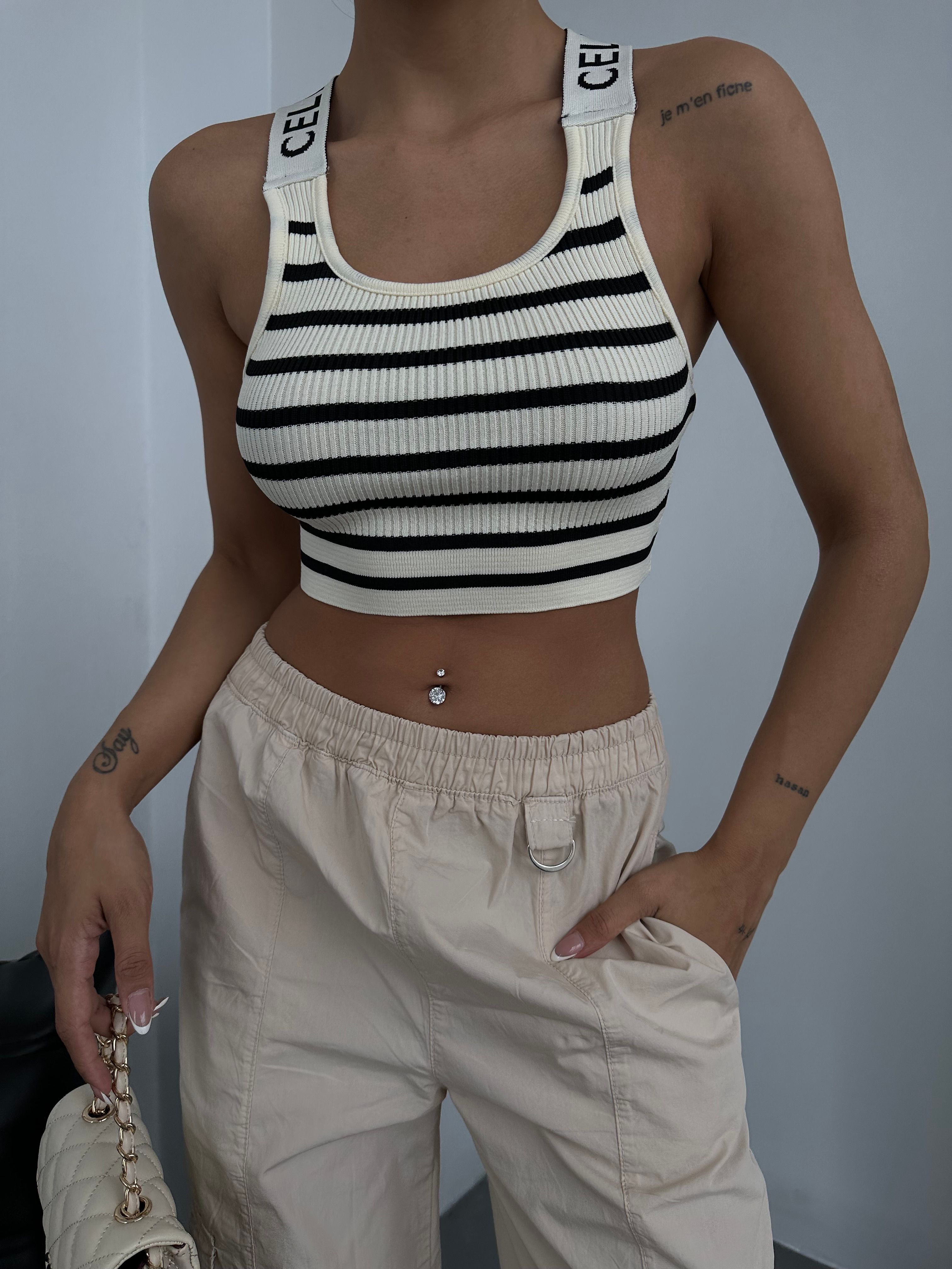 Çapraz Askılı Yazılı Çizgili Crop Triko Bluz