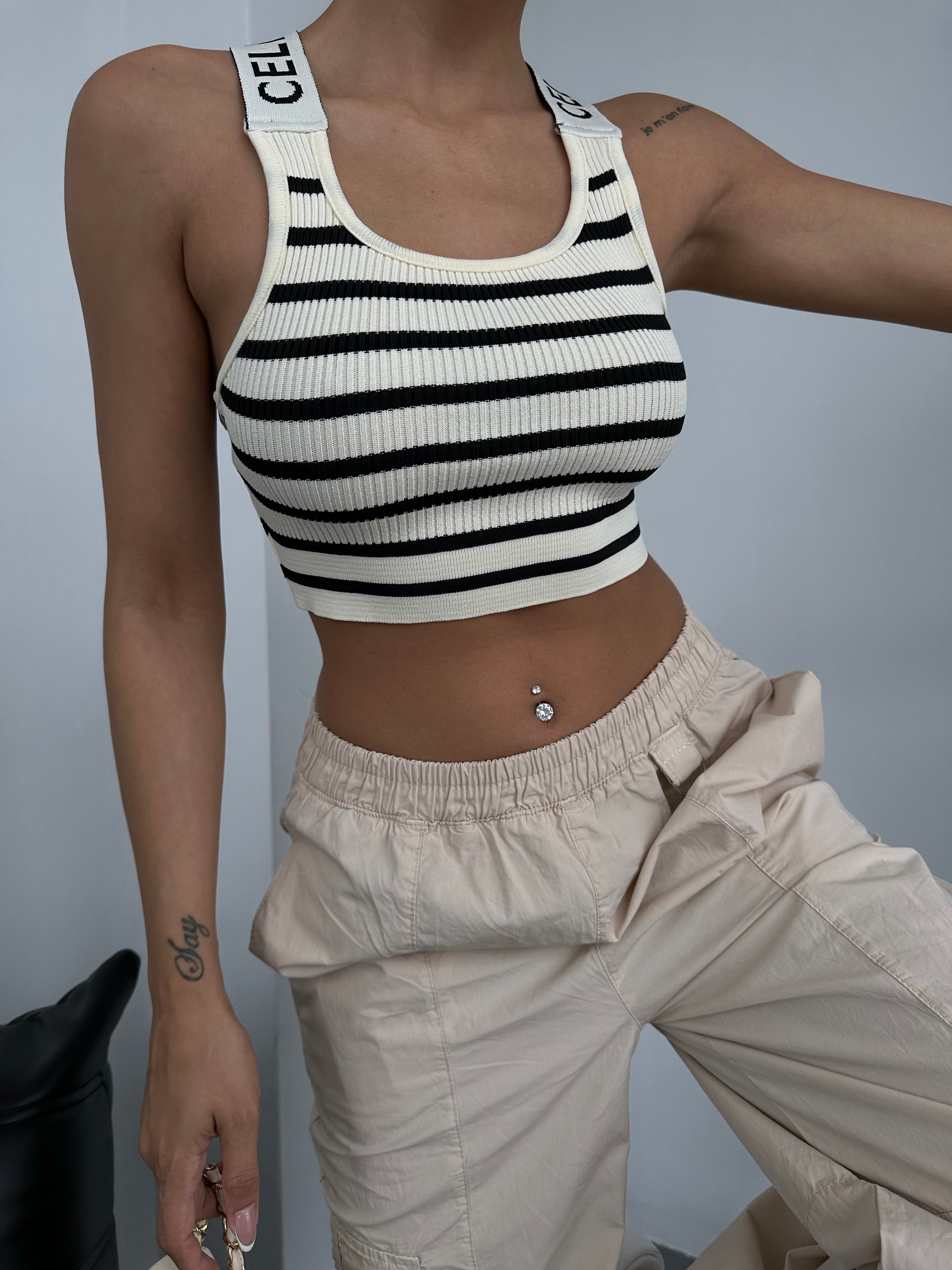 Çapraz Askılı Yazılı Çizgili Crop Triko Bluz