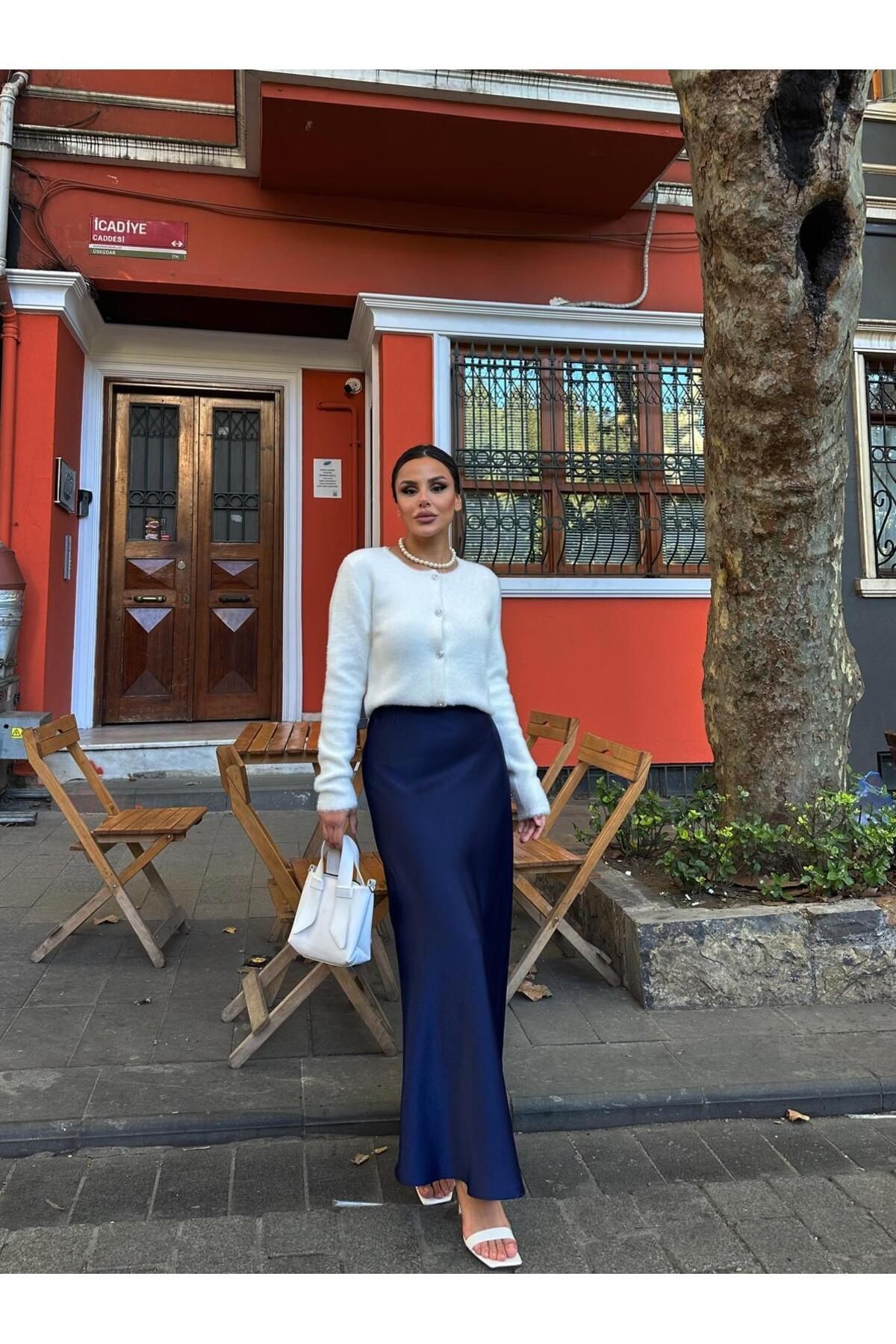 Yumuşak Dokulu Gümüş Düğmeli Triko Hırka
