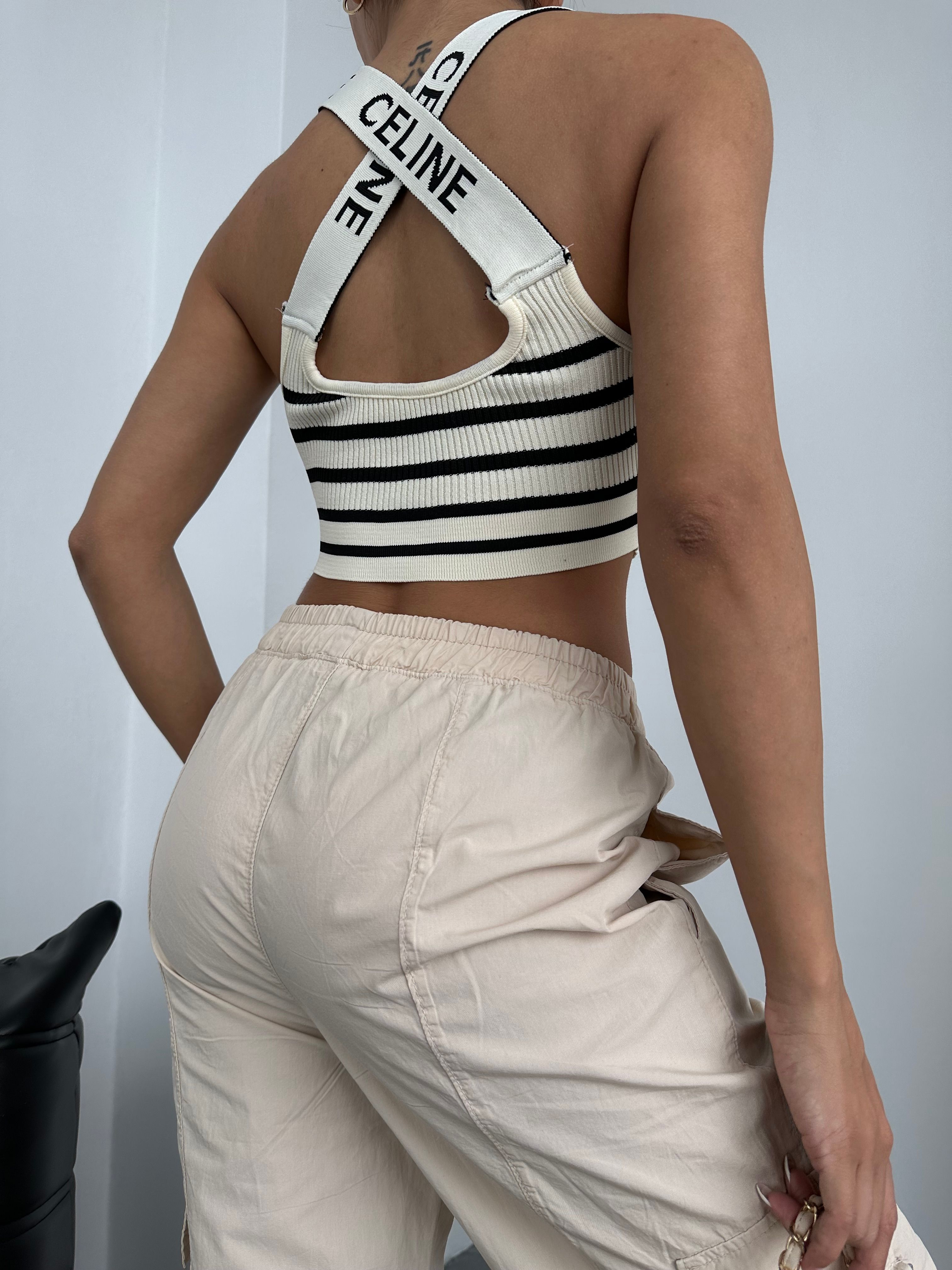 Çapraz Askılı Yazılı Çizgili Crop Triko Bluz